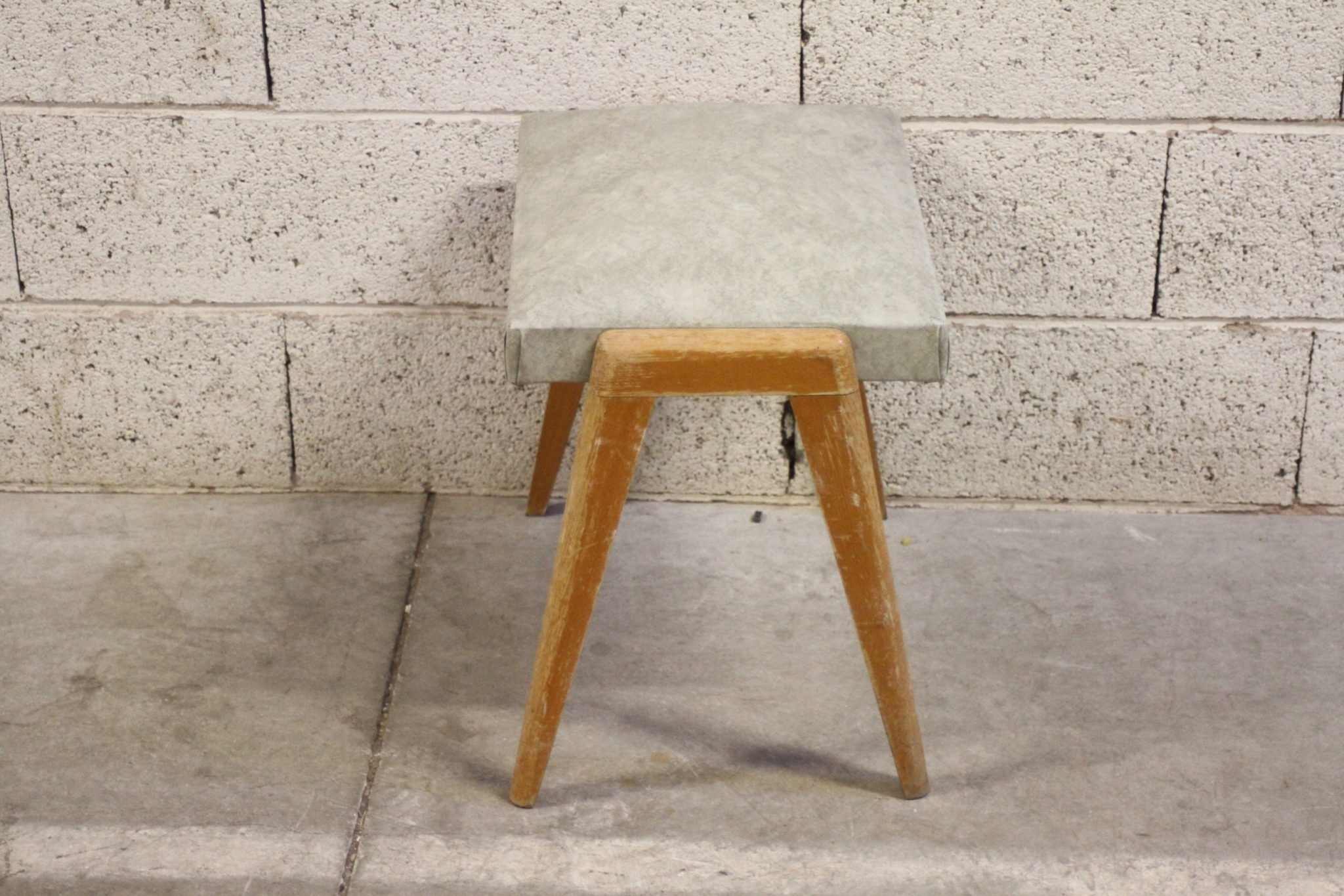 tabouret-vintage-pieds-compas-assise-ressorts-skai-design-scandinave-mobilier-occasion-emmaus-scherwiller-etikette (4)