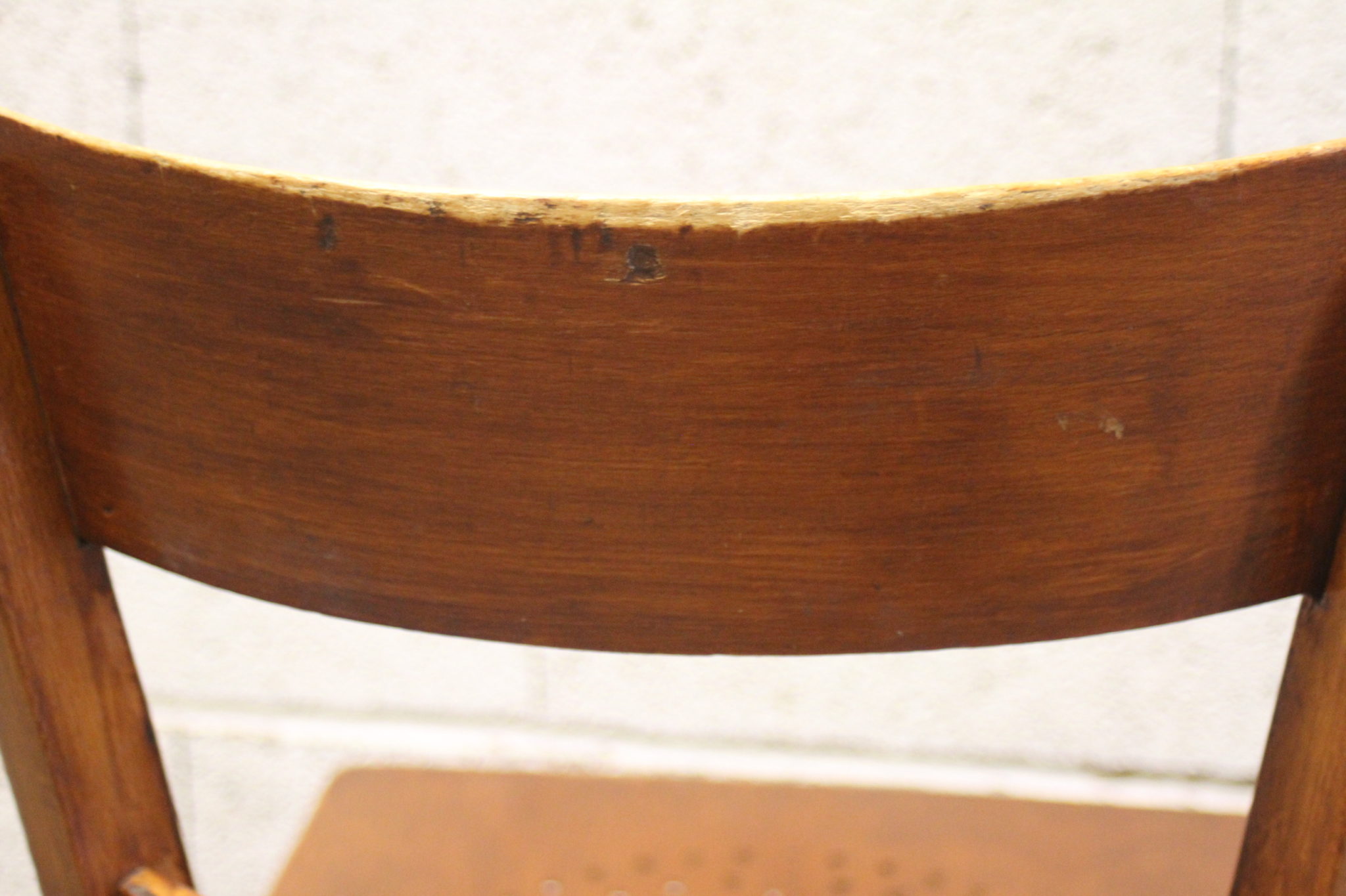 anciennes-chaises-bistrot-bois-assise-perforee-mobilier-occasion-emmaus-scherwiller-etikette (1)