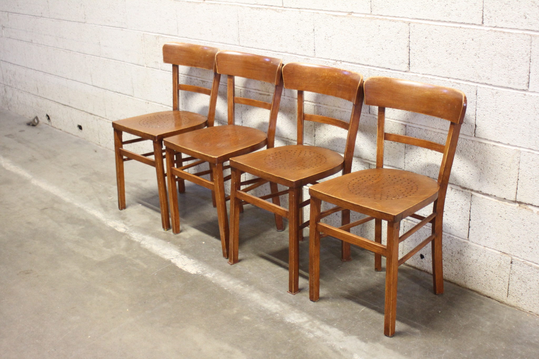 anciennes-chaises-bistrot-bois-assise-perforee-mobilier-occasion-emmaus-scherwiller-etikette (2)