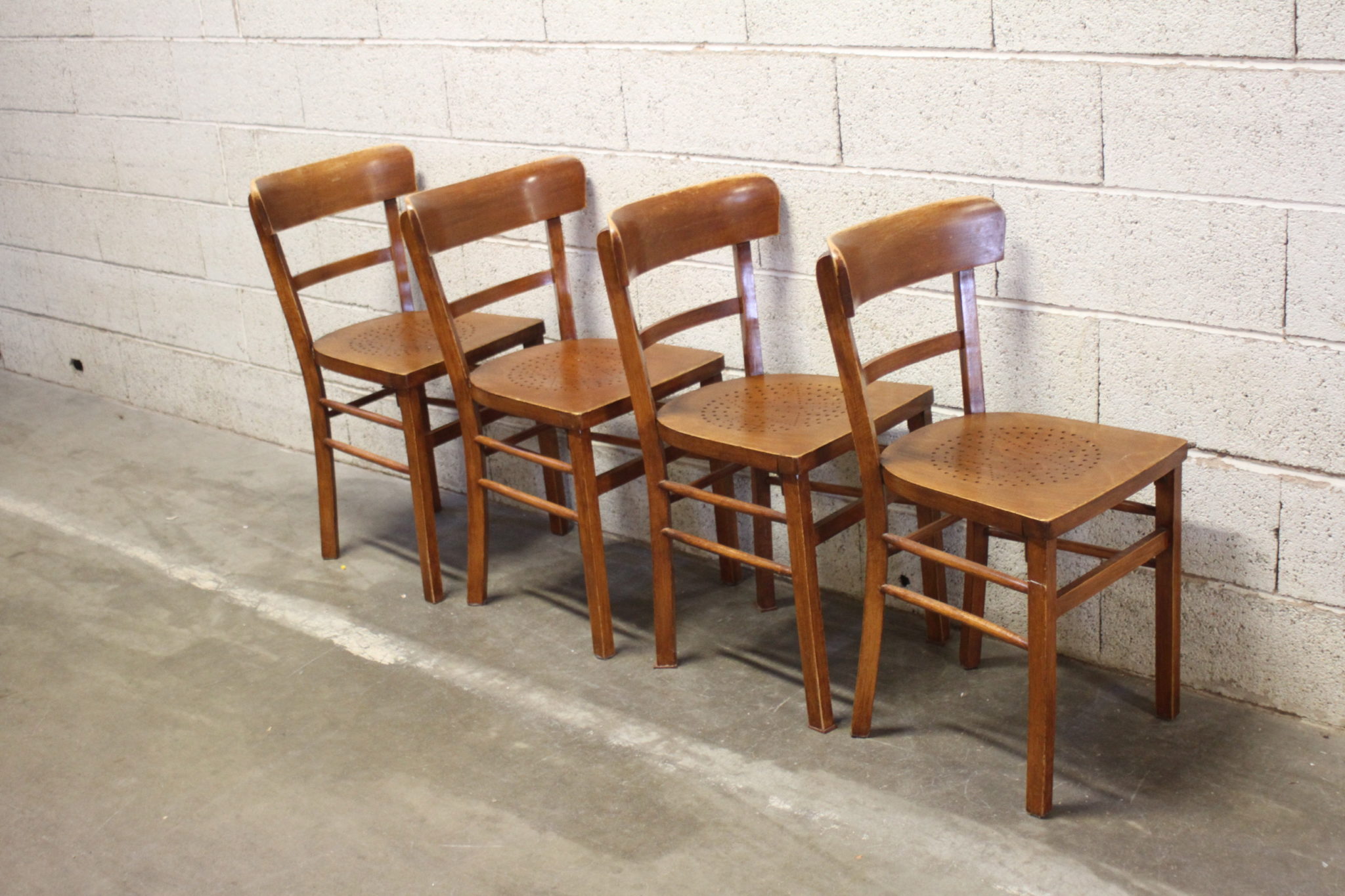 anciennes-chaises-bistrot-bois-assise-perforee-mobilier-occasion-emmaus-scherwiller-etikette (3)