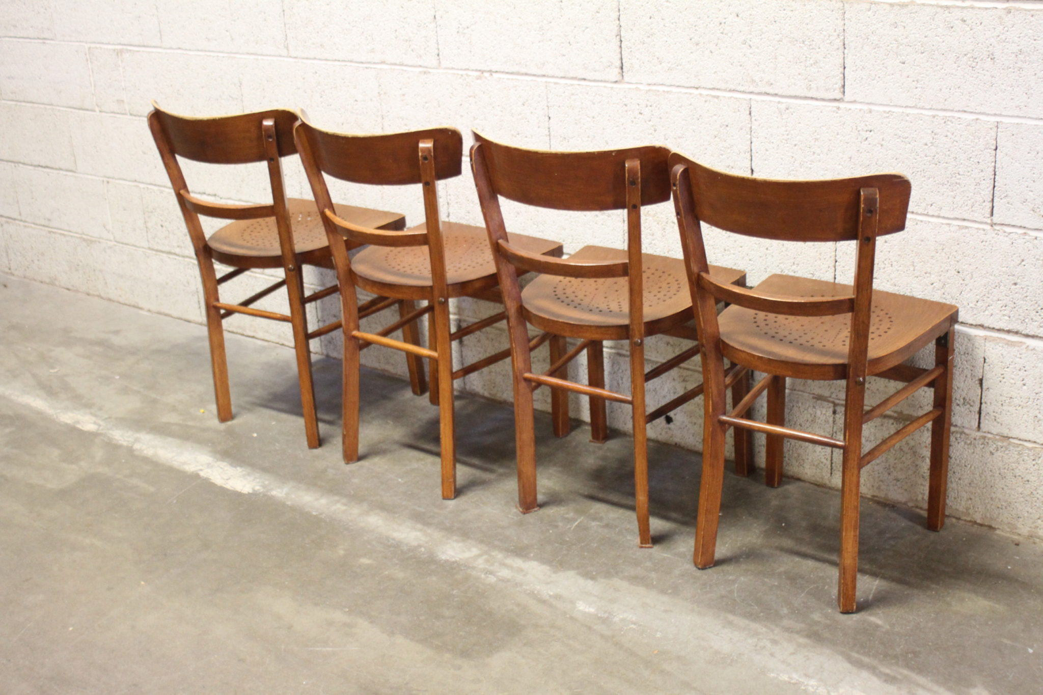 anciennes-chaises-bistrot-bois-assise-perforee-mobilier-occasion-emmaus-scherwiller-etikette (4)