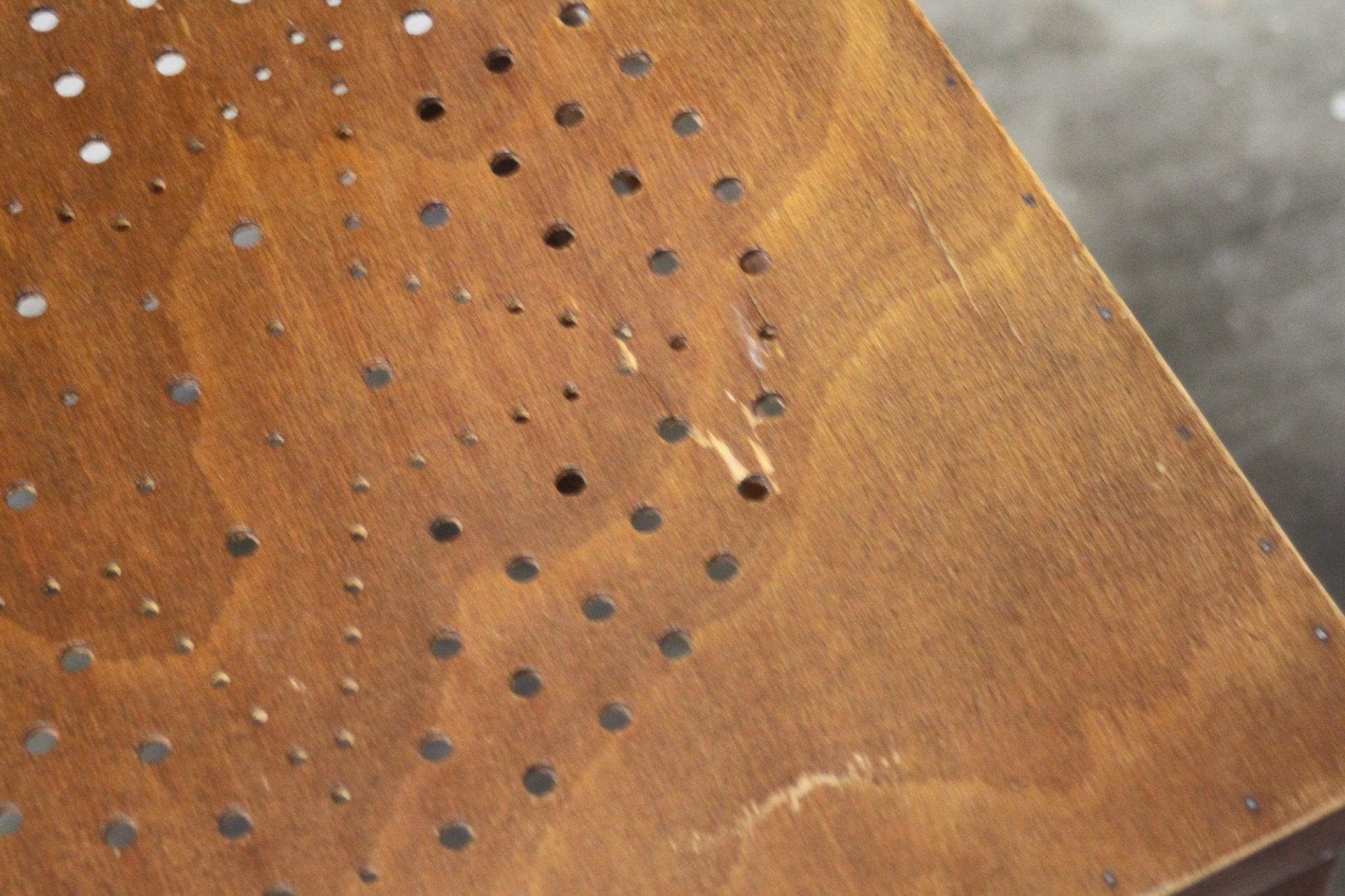 anciennes-chaises-bistrot-bois-assise-perforee-mobilier-occasion-emmaus-scherwiller-etikette (5)