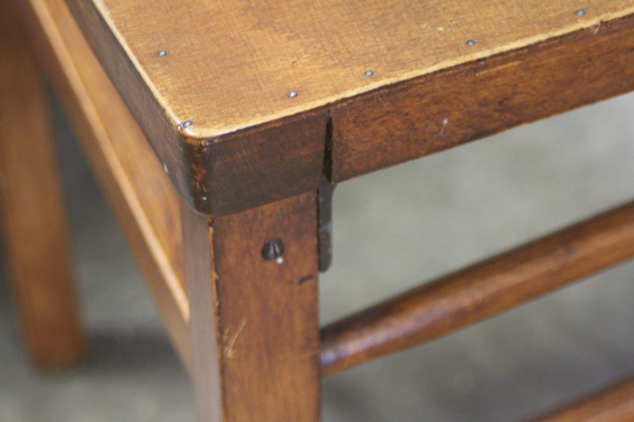 anciennes-chaises-bistrot-bois-assise-perforee-mobilier-occasion-emmaus-scherwiller-etikette (6)
