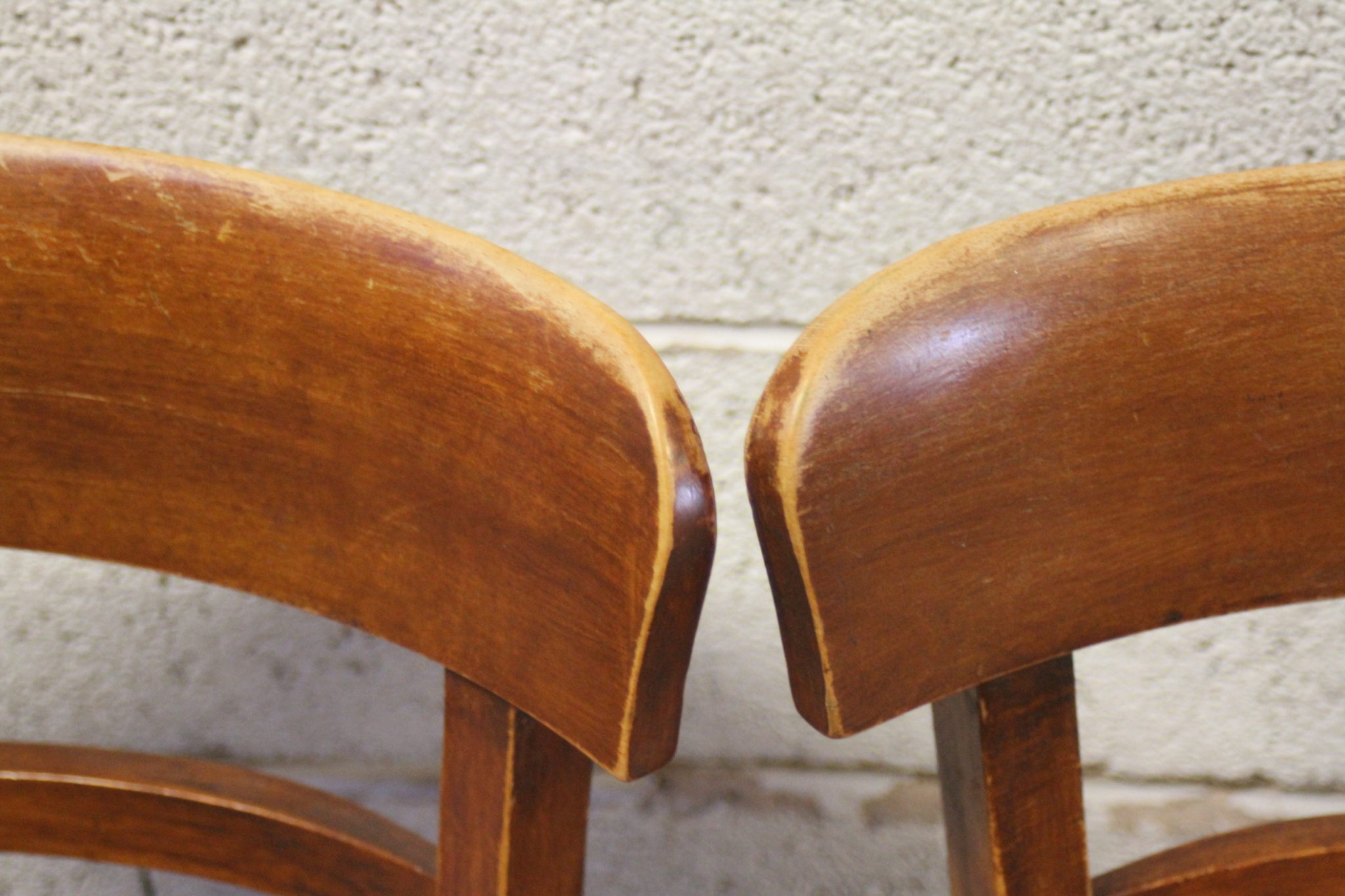 anciennes-chaises-bistrot-bois-assise-perforee-mobilier-occasion-emmaus-scherwiller-etikette (7)