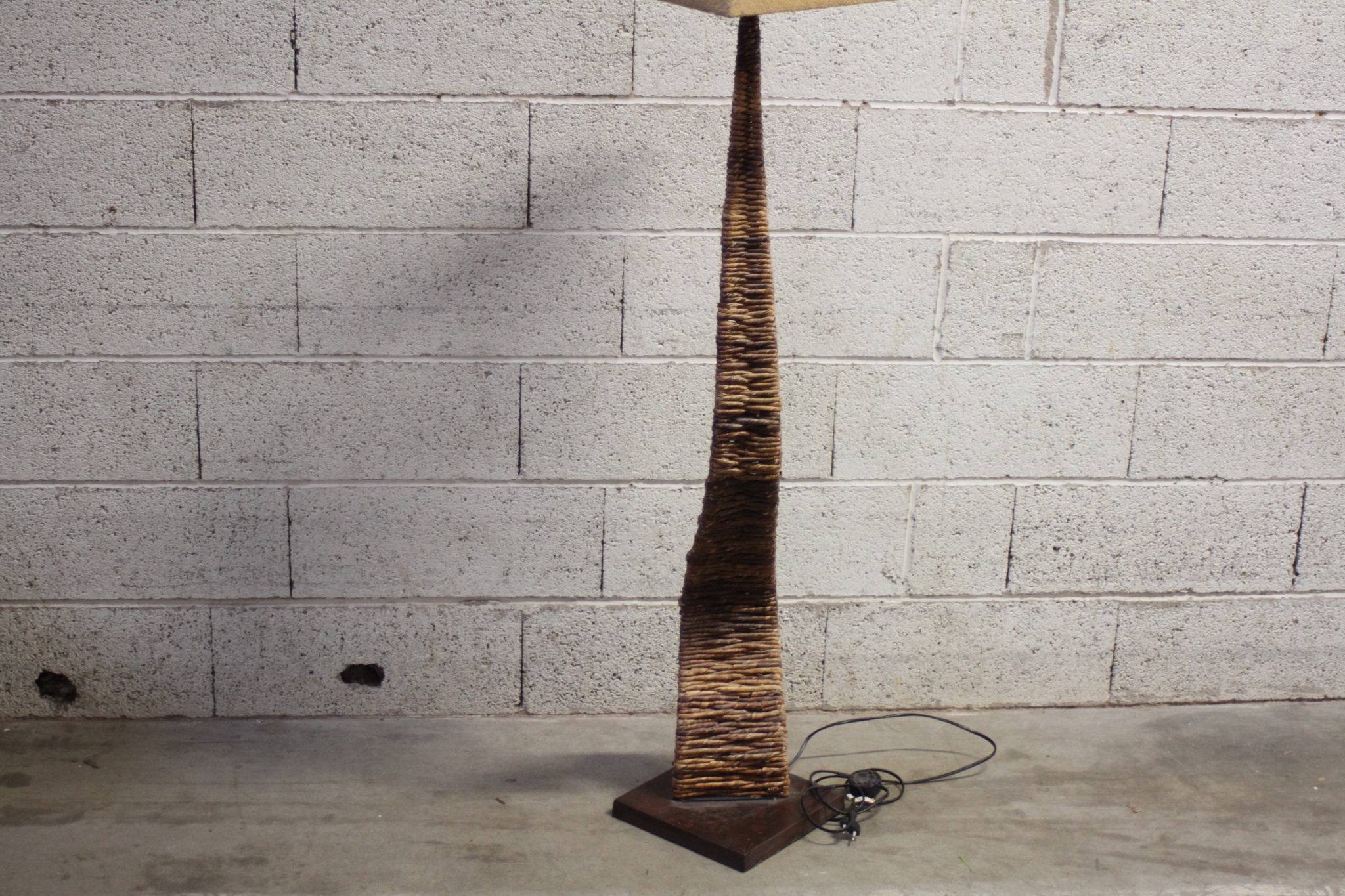 lampadaire-en-jacinthe-d'eau-et-toile-de-jute-socle-carre-luminaires-occasion-emmaus-scherwiller-etikette (1)