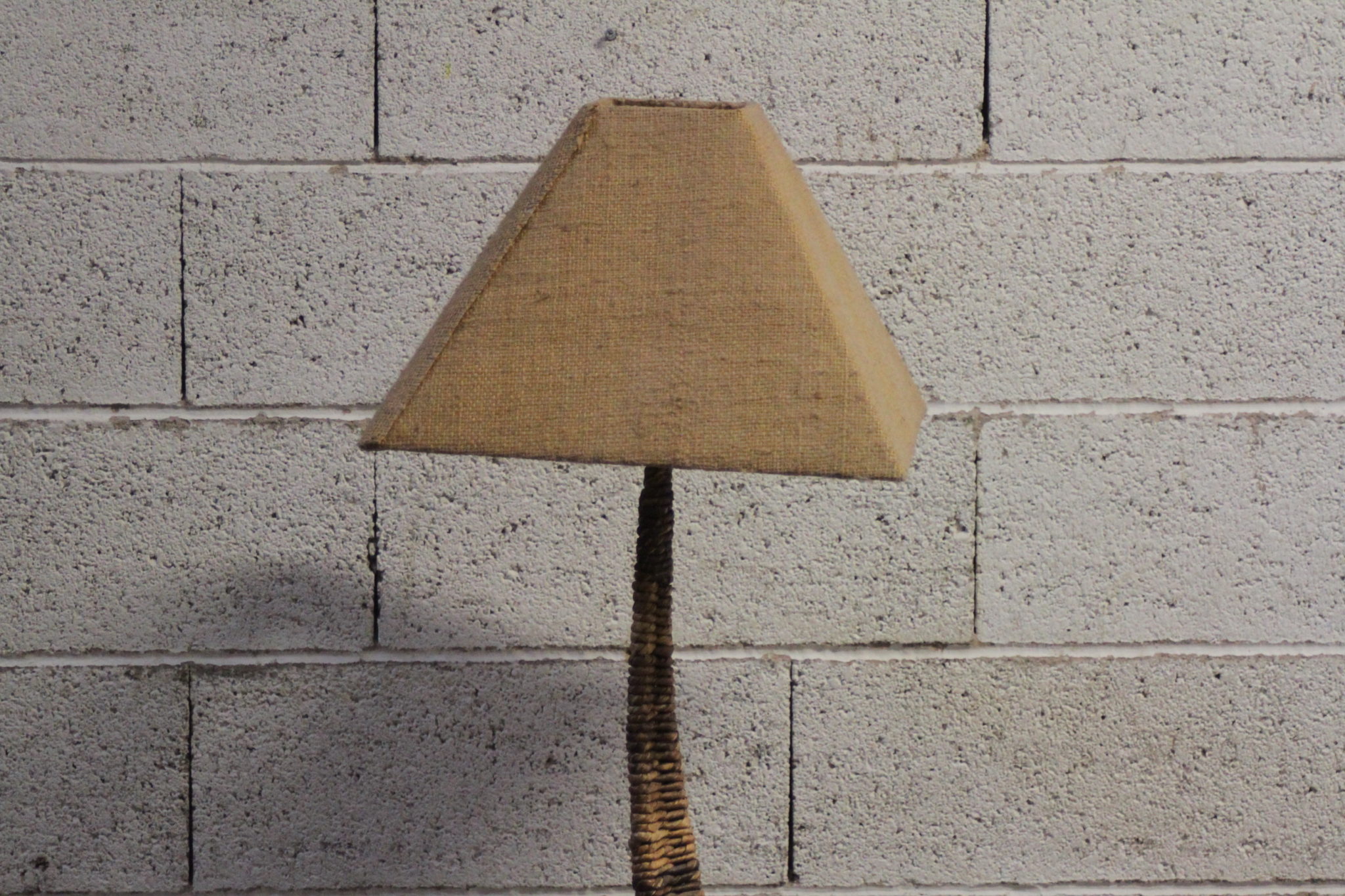 lampadaire-en-jacinthe-d'eau-et-toile-de-jute-socle-carre-luminaires-occasion-emmaus-scherwiller-etikette (2)