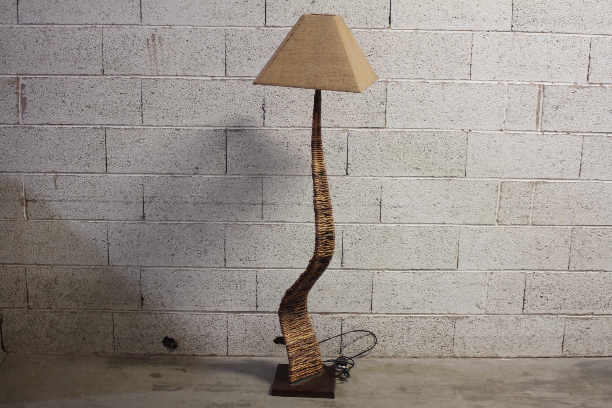 lampadaire-en-jacinthe-d'eau-et-toile-de-jute-socle-carre-luminaires-occasion-emmaus-scherwiller-etikette (3)