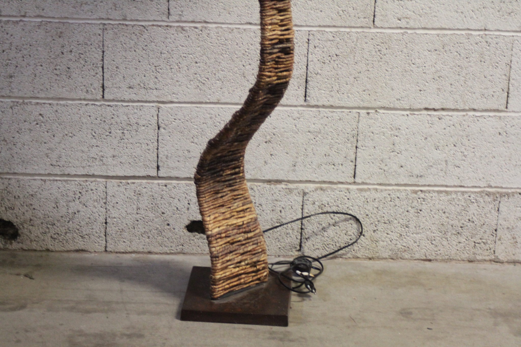 lampadaire-en-jacinthe-d'eau-et-toile-de-jute-socle-carre-luminaires-occasion-emmaus-scherwiller-etikette (4)