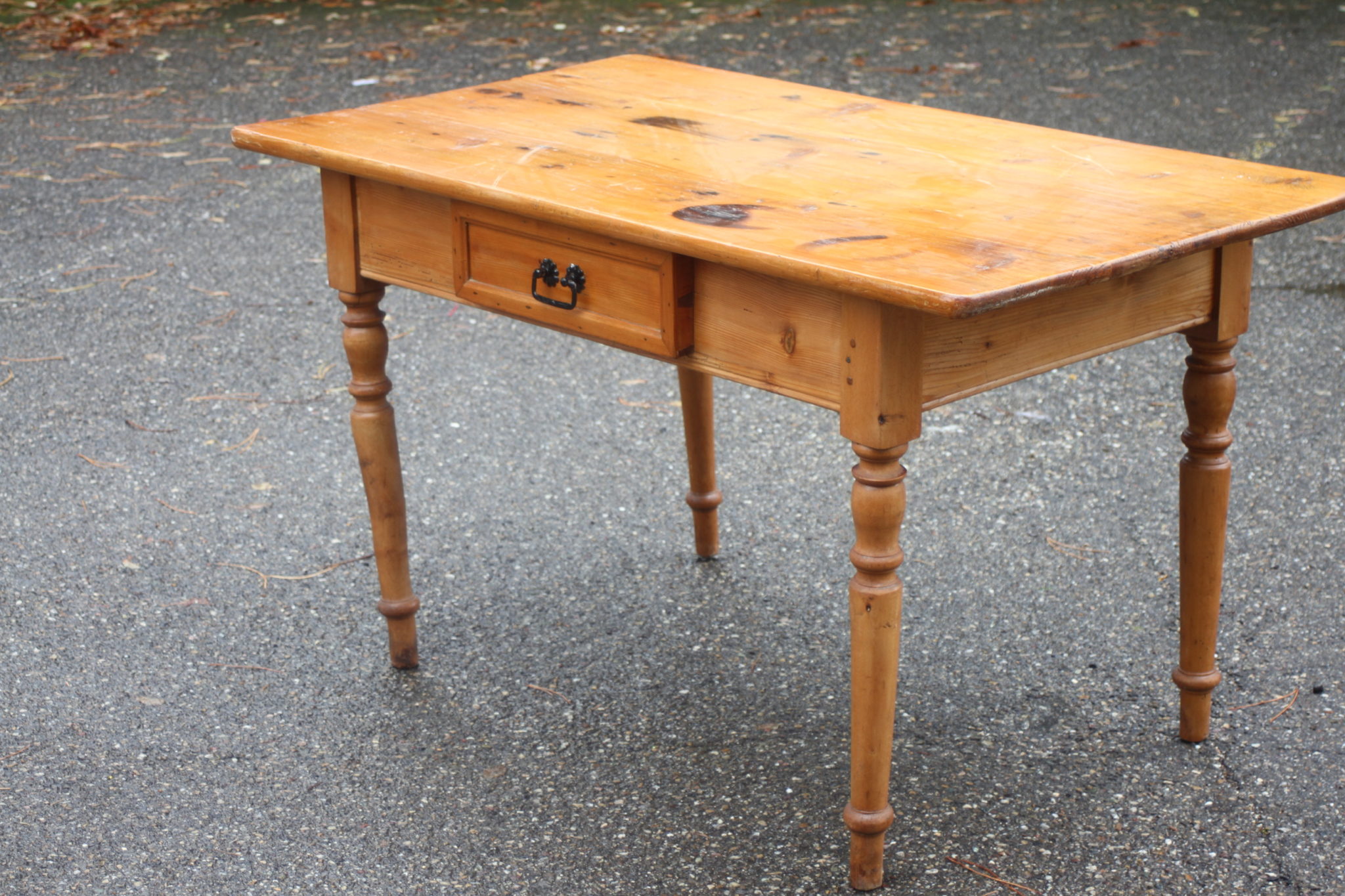 ancienne-table-de-ferme-bois-pipeds-tournes-1-tiroir-mobilier-brocante-occasion-emmaus-scherwiller-etikette (2)