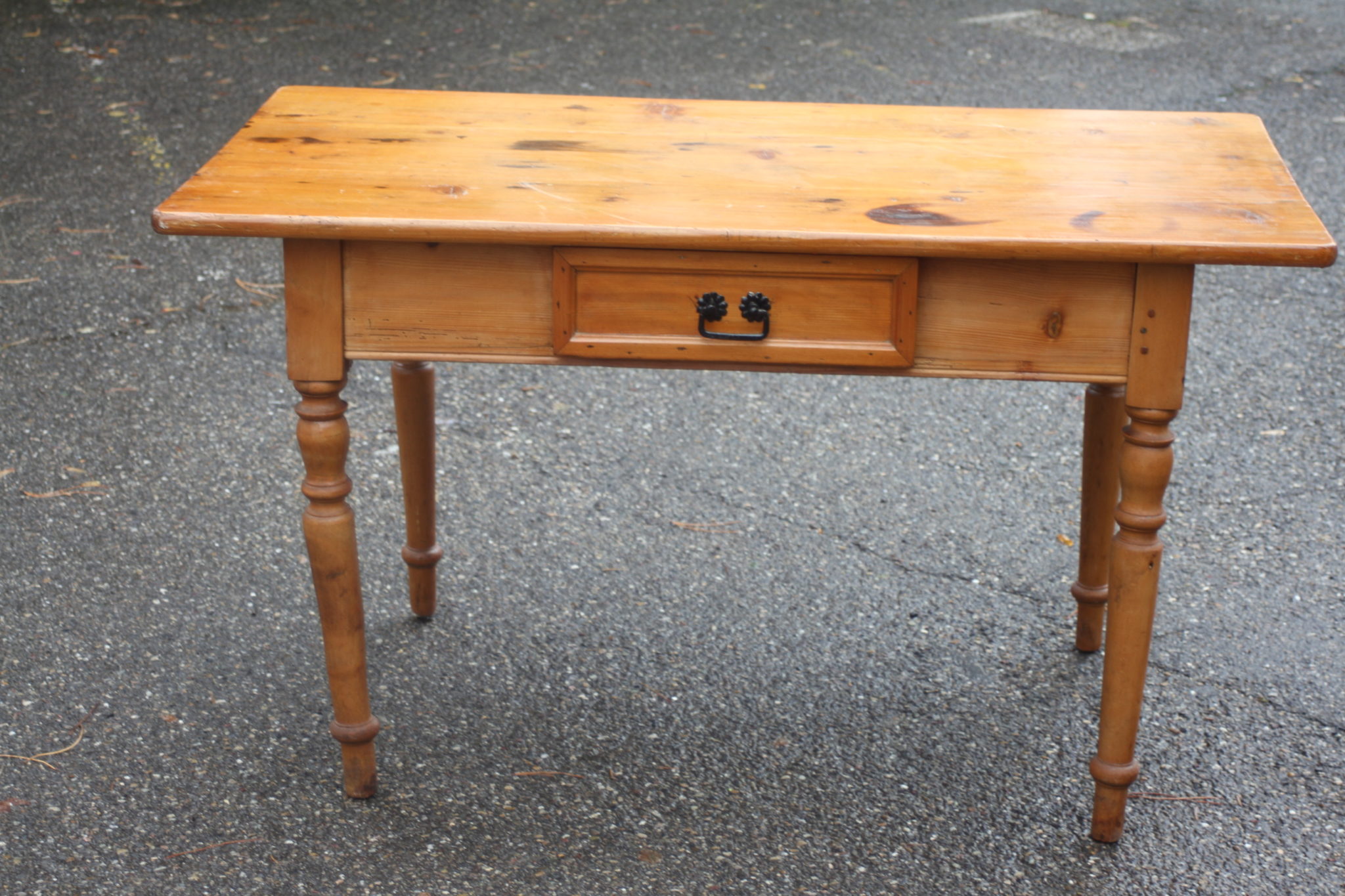 ancienne-table-de-ferme-bois-pipeds-tournes-1-tiroir-mobilier-brocante-occasion-emmaus-scherwiller-etikette (3)