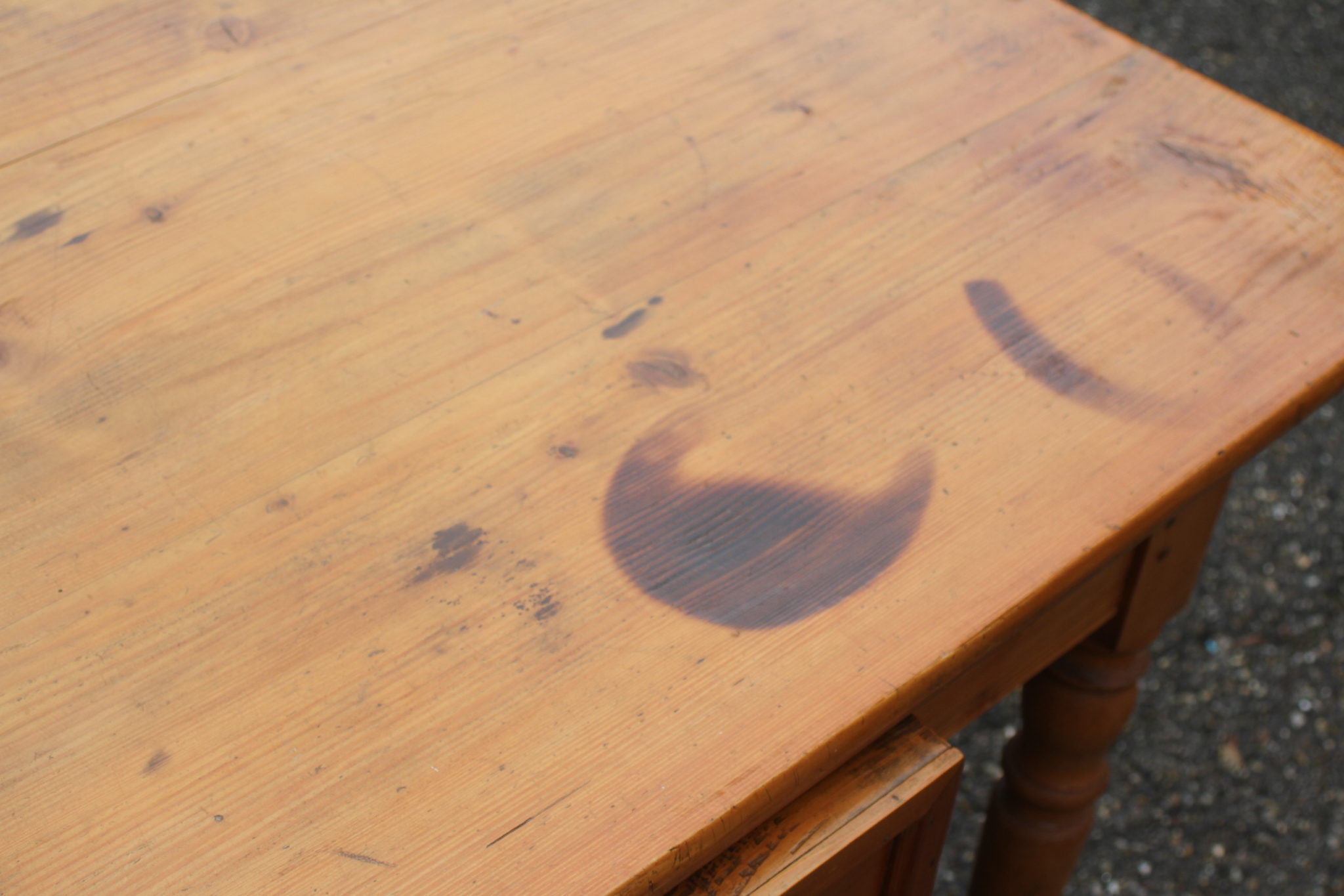 ancienne-table-de-ferme-bois-pipeds-tournes-1-tiroir-mobilier-brocante-occasion-emmaus-scherwiller-etikette (6)