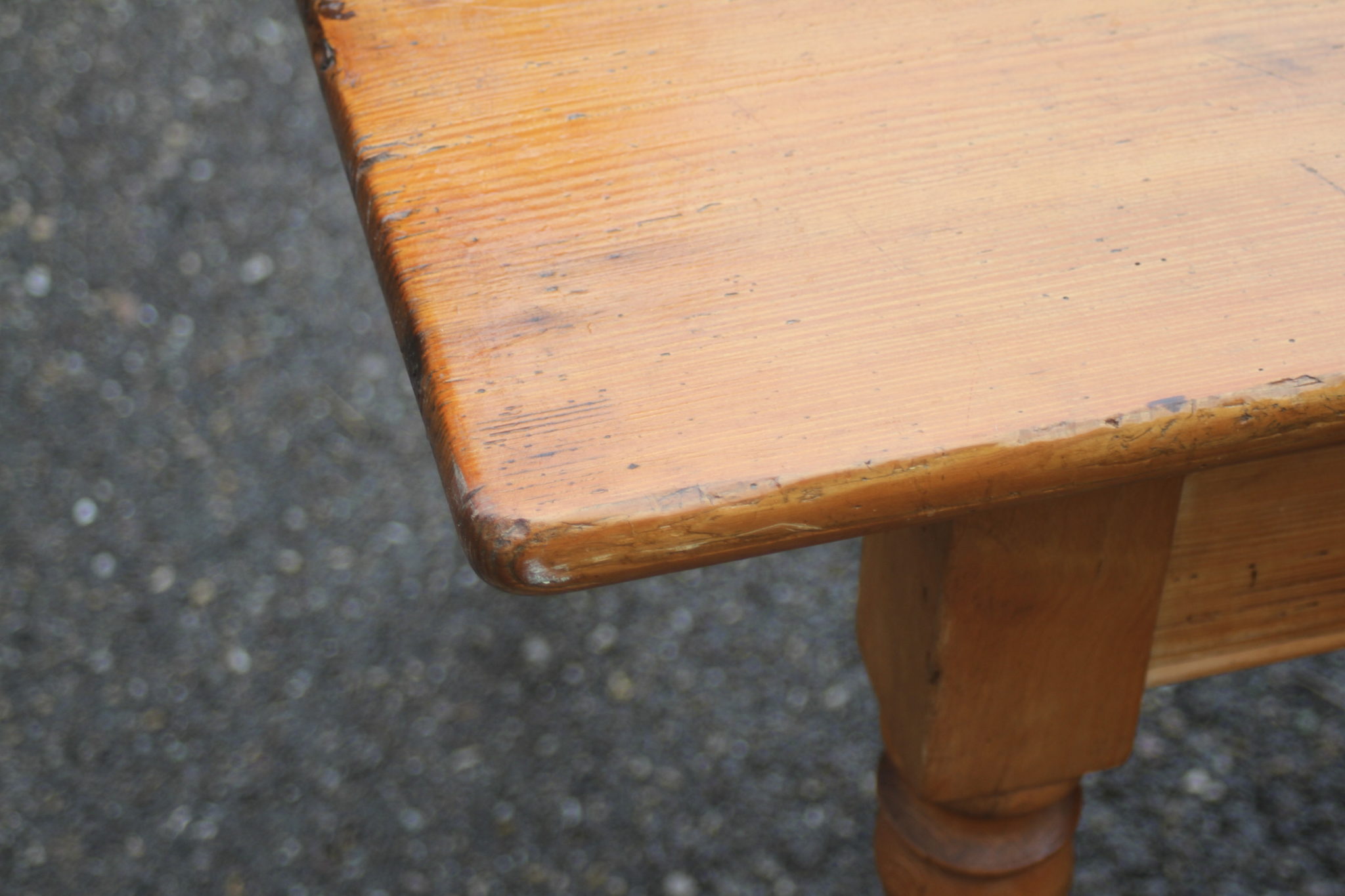 ancienne-table-de-ferme-bois-pipeds-tournes-1-tiroir-mobilier-brocante-occasion-emmaus-scherwiller-etikette (7)