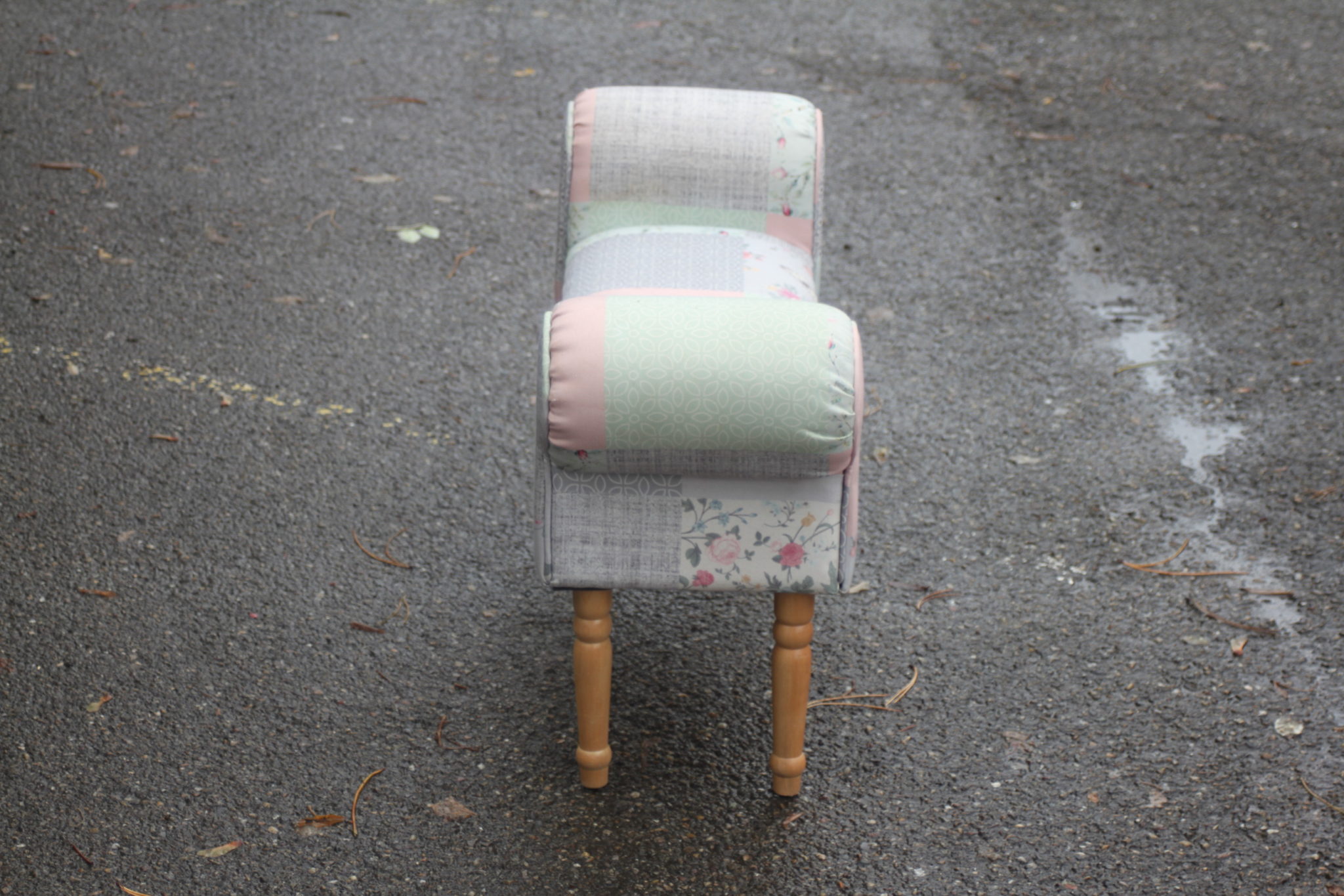 banquette-banc-d'entree-mousse-tissu-pieds-bois-clair-kare-design-mobilier-occasion-emmaus-scherwiller-etikette (1)