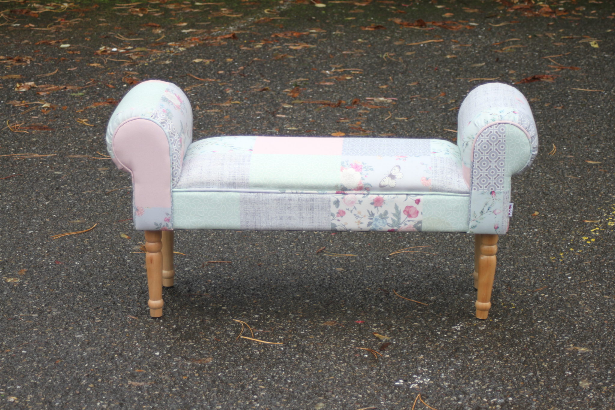 banquette-banc-d'entree-mousse-tissu-pieds-bois-clair-kare-design-mobilier-occasion-emmaus-scherwiller-etikette (2)