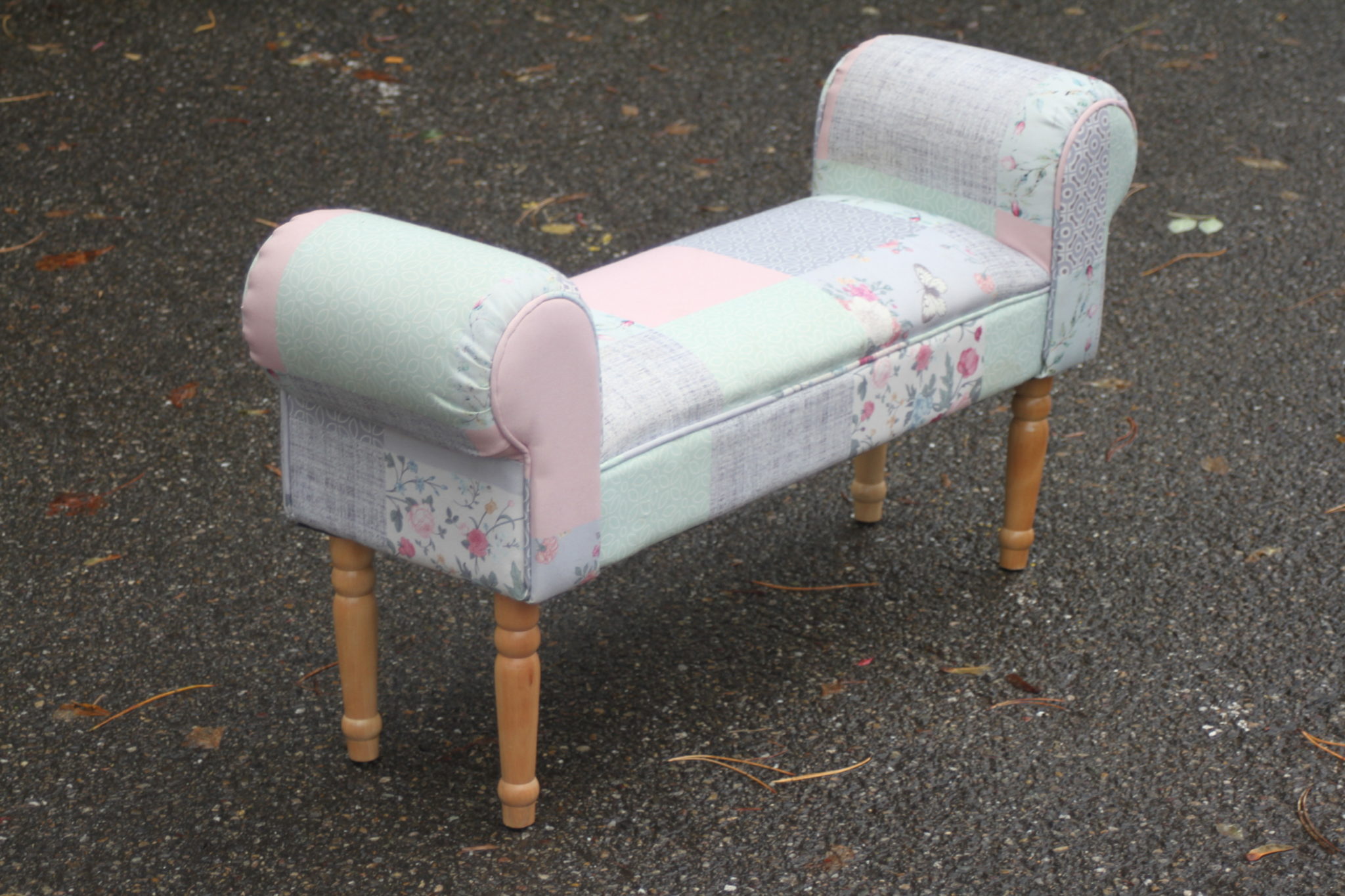 banquette-banc-d'entree-mousse-tissu-pieds-bois-clair-kare-design-mobilier-occasion-emmaus-scherwiller-etikette (3)