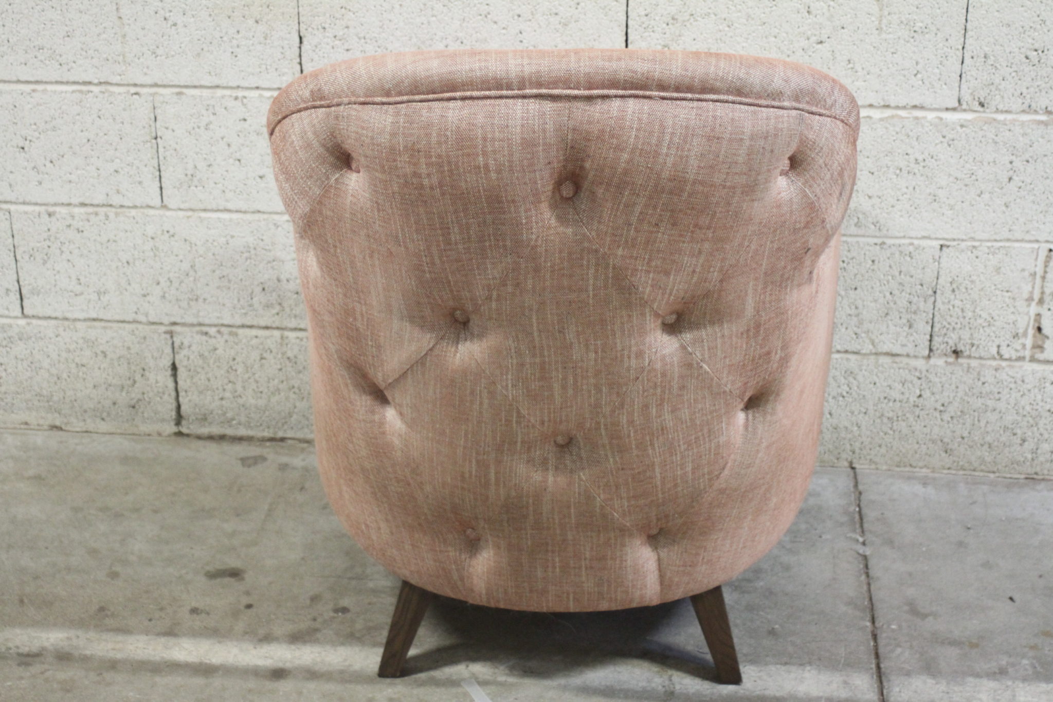 fauteuil-oscar-interior's-sur-pieds-compas-bois-arriere-capitonnee-assise-mousse-tissu-mouchete-mobilier-occasion-emmaus-scherwiller-etikette (1)