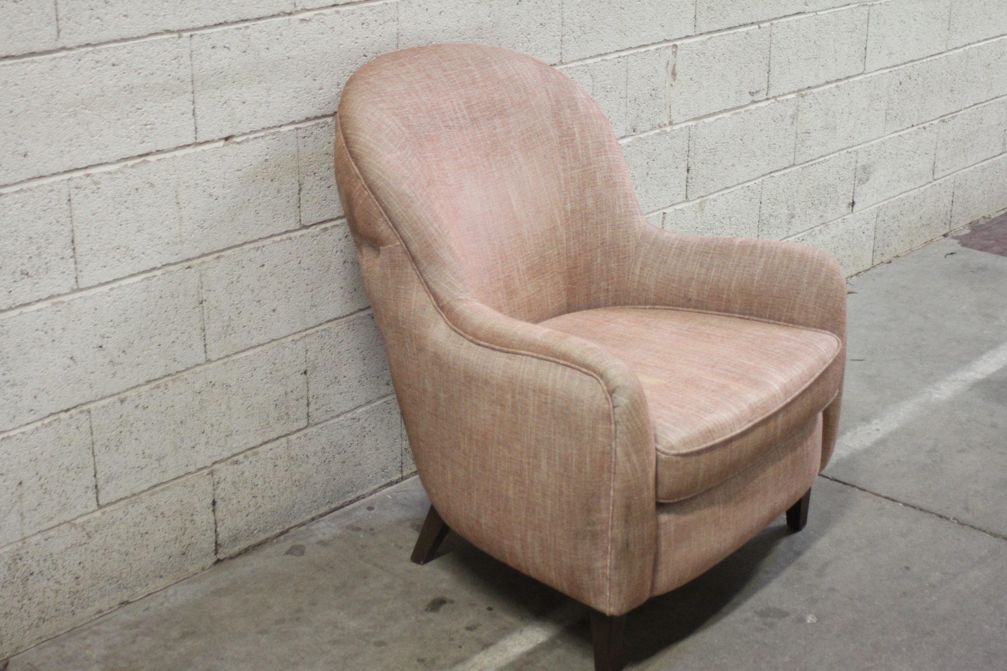 fauteuil-oscar-interior's-sur-pieds-compas-bois-arriere-capitonnee-assise-mousse-tissu-mouchete-mobilier-occasion-emmaus-scherwiller-etikette (3)