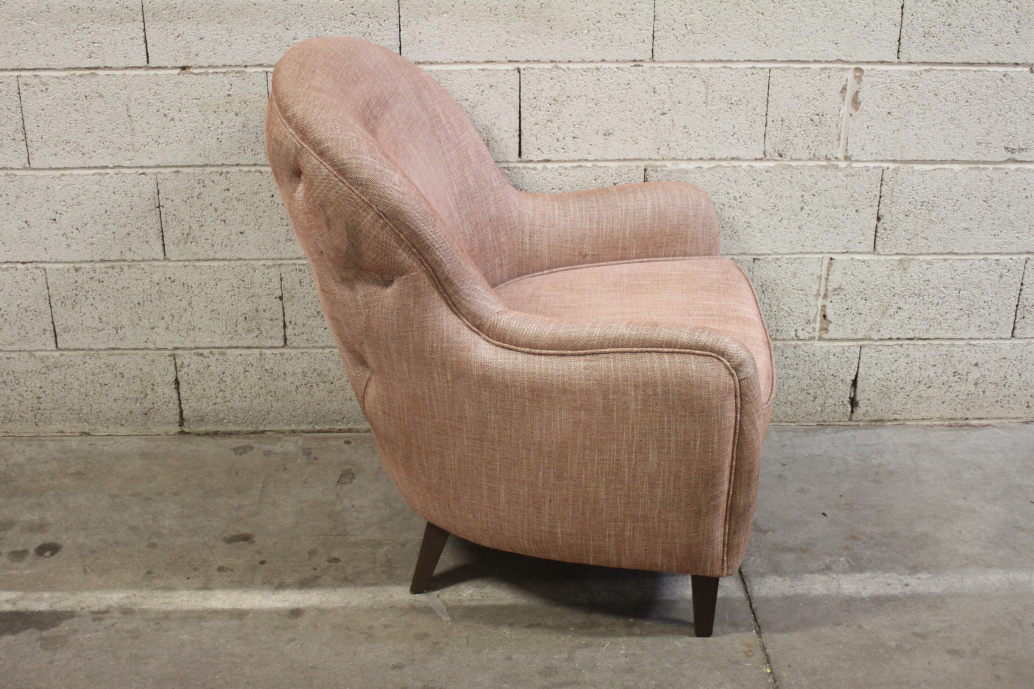 fauteuil-oscar-interior's-sur-pieds-compas-bois-arriere-capitonnee-assise-mousse-tissu-mouchete-mobilier-occasion-emmaus-scherwiller-etikette (4)