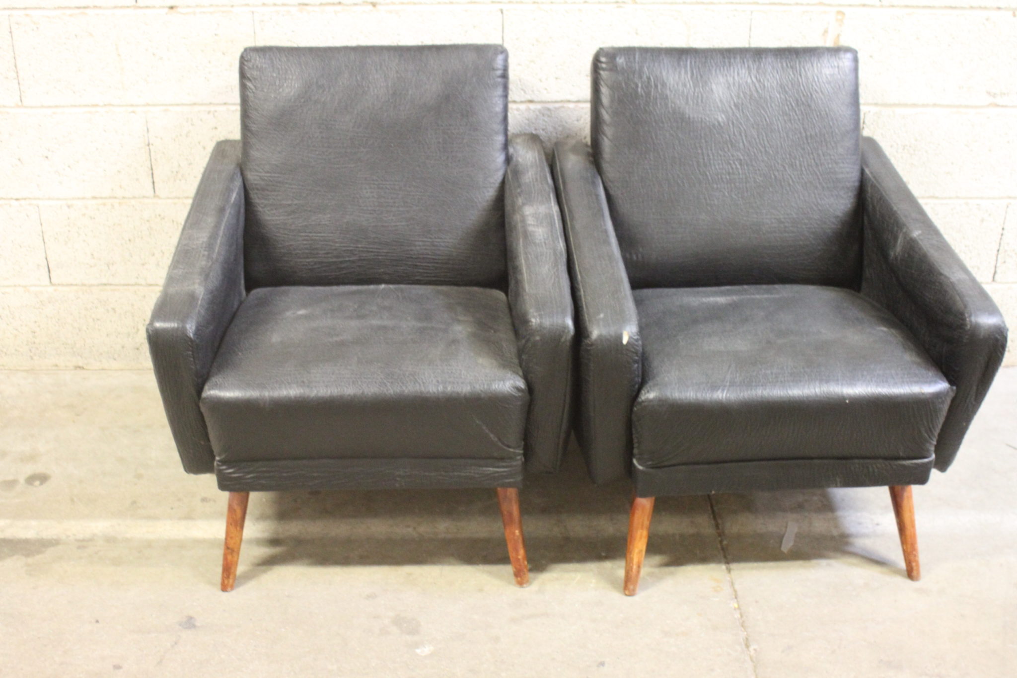 paire-de-fauteuils-vintage-en-skai-noir-sur-pieds-compas-bois-style-danois-mobilier-brocante-occasion-emmaus-scherwiller-etikette (10)