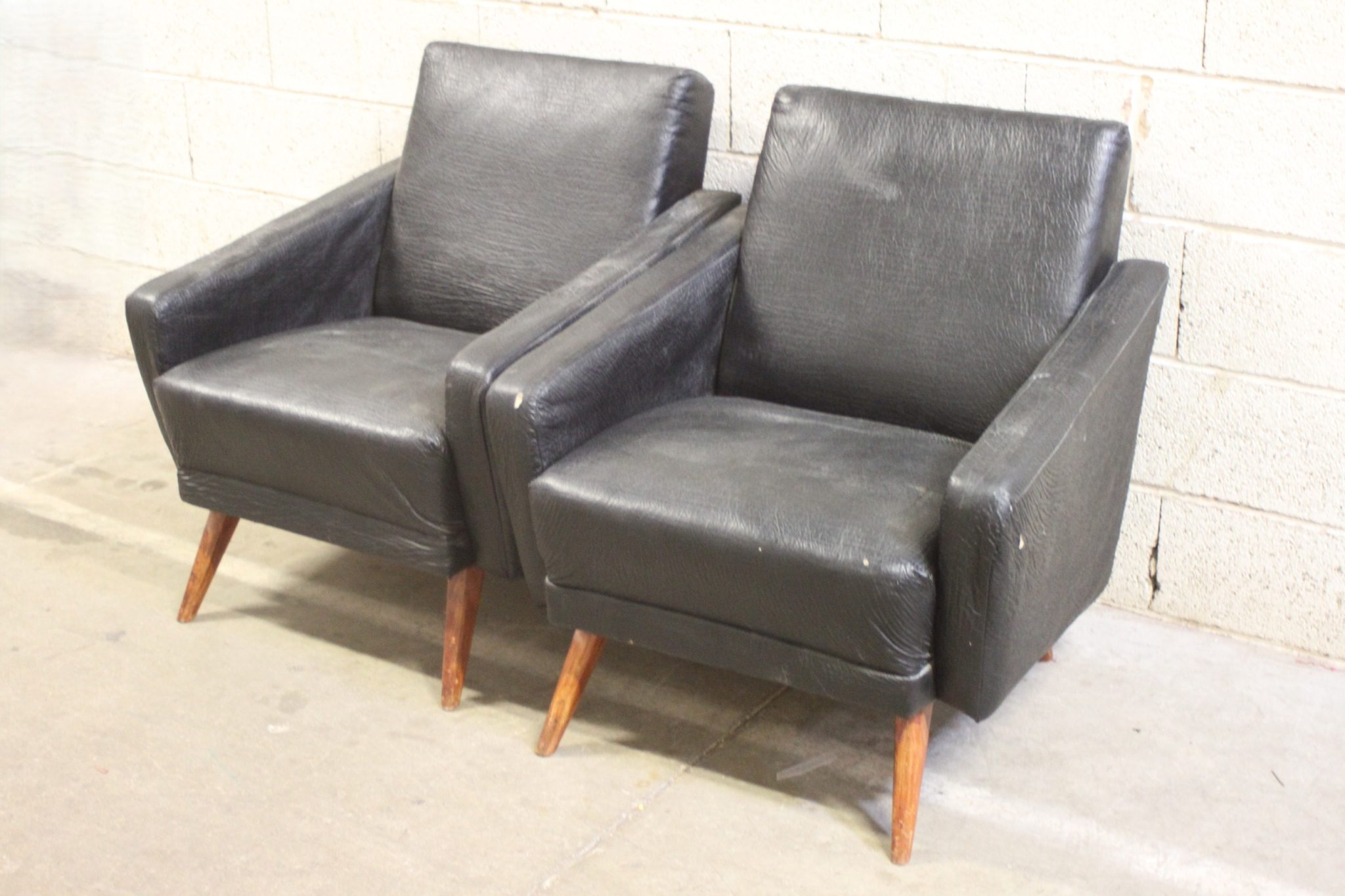 paire-de-fauteuils-vintage-en-skai-noir-sur-pieds-compas-bois-style-danois-mobilier-brocante-occasion-emmaus-scherwiller-etikette (11)