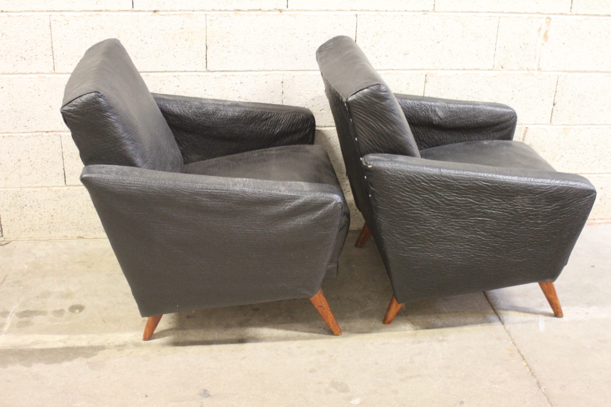 paire-de-fauteuils-vintage-en-skai-noir-sur-pieds-compas-bois-style-danois-mobilier-brocante-occasion-emmaus-scherwiller-etikette (7)