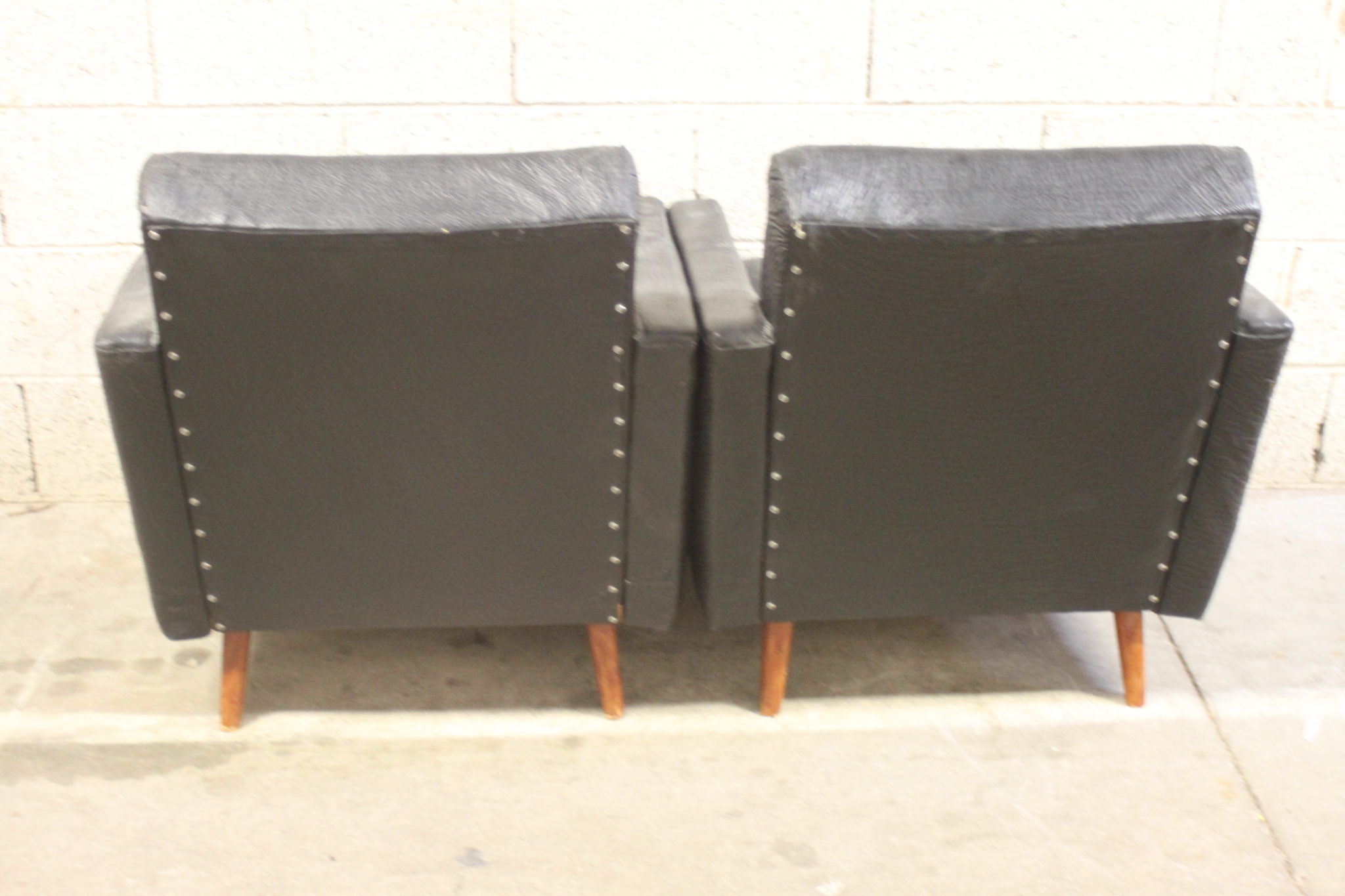 paire-de-fauteuils-vintage-en-skai-noir-sur-pieds-compas-bois-style-danois-mobilier-brocante-occasion-emmaus-scherwiller-etikette (8)