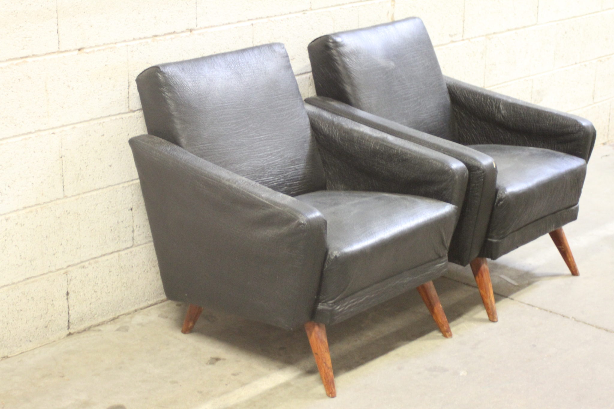 paire-de-fauteuils-vintage-en-skai-noir-sur-pieds-compas-bois-style-danois-mobilier-brocante-occasion-emmaus-scherwiller-etikette (9)