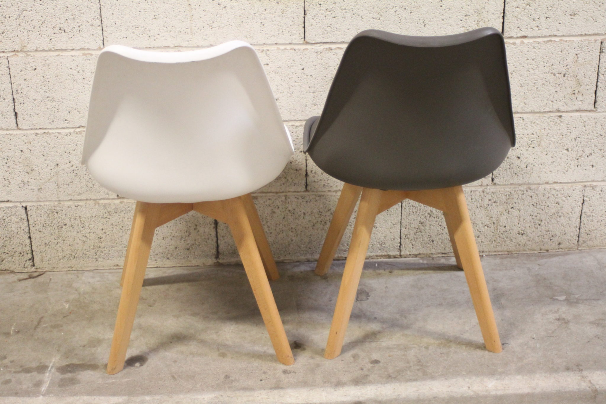 suite-4-chaises-design-scandinave-albatros-assise-coque-plastique-skai-noir-gris-mobilier-occasion-emmaus-scherwiller-etikette (1)