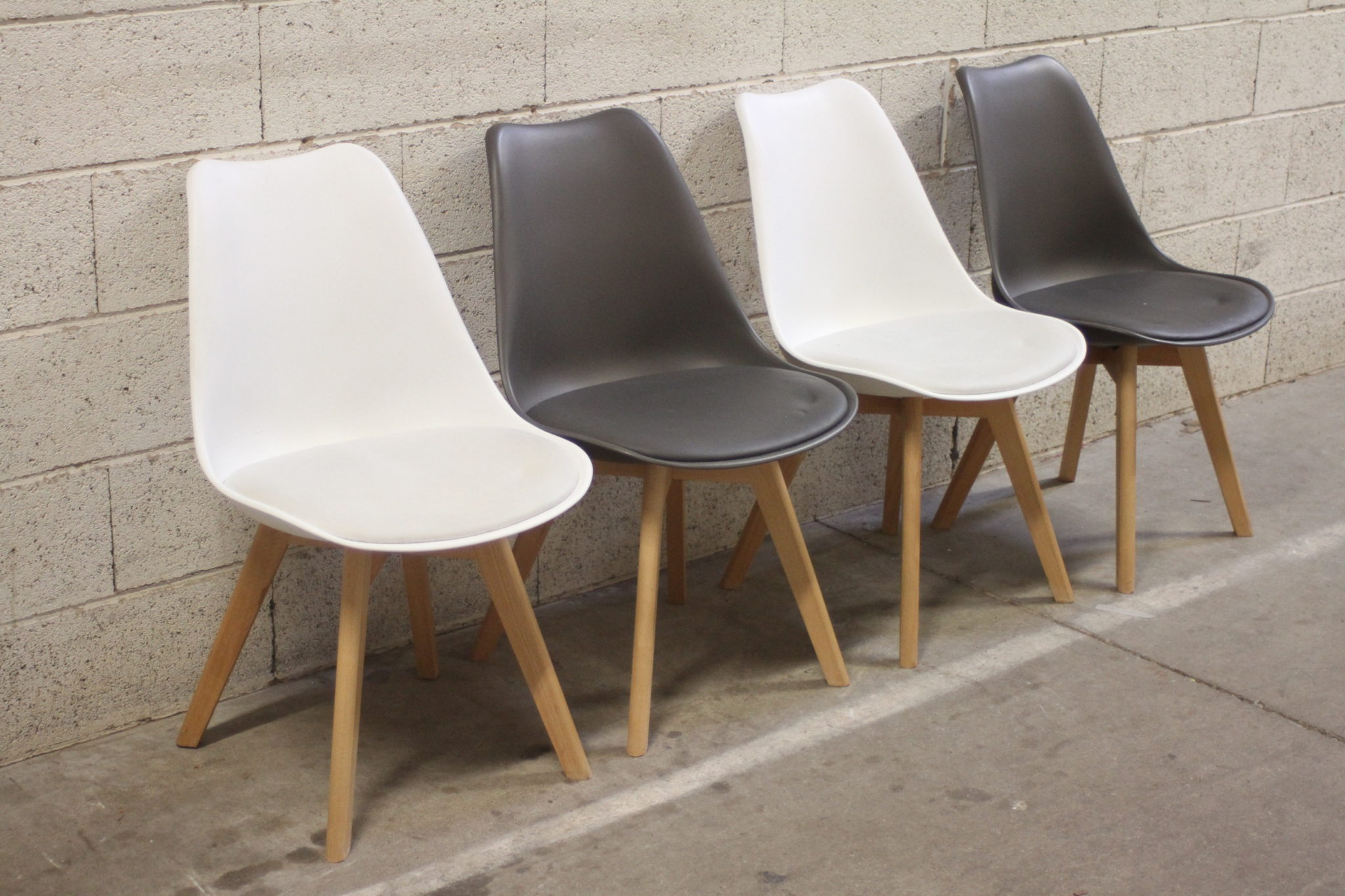 suite-4-chaises-design-scandinave-albatros-assise-coque-plastique-skai-noir-gris-mobilier-occasion-emmaus-scherwiller-etikette (2)