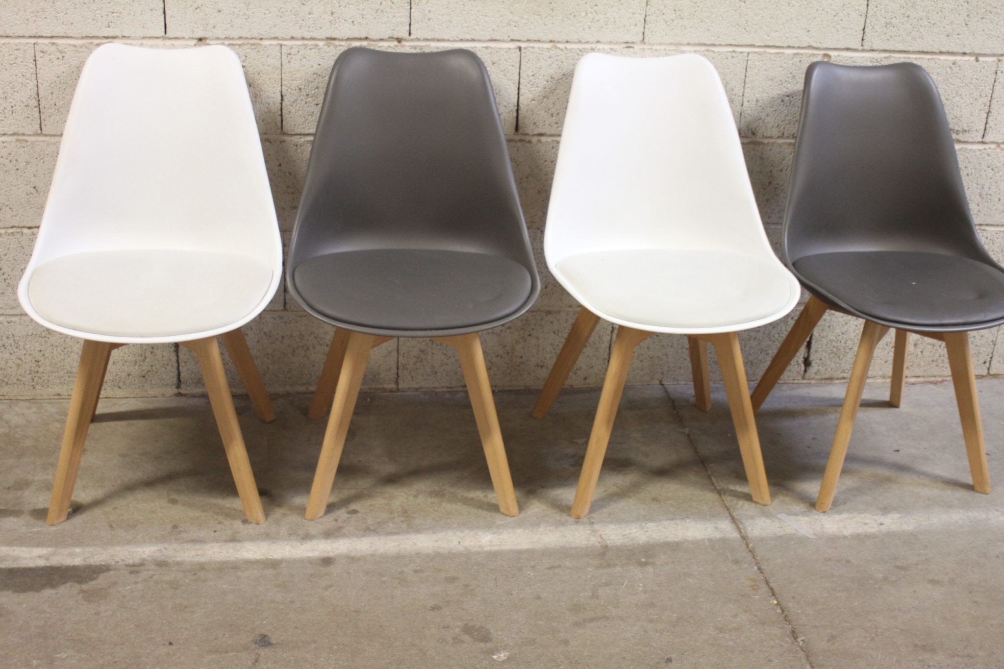 suite-4-chaises-design-scandinave-albatros-assise-coque-plastique-skai-noir-gris-mobilier-occasion-emmaus-scherwiller-etikette (3)