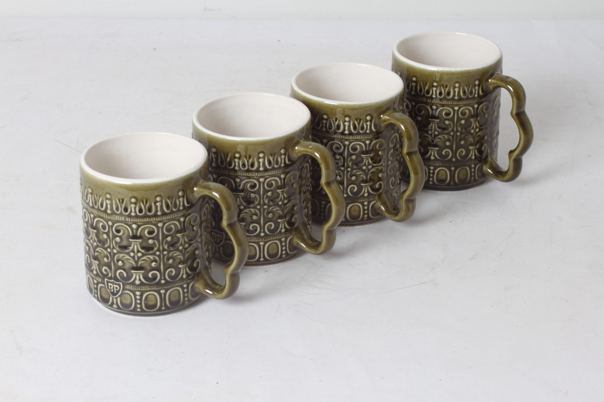 suite-de-4-mugs-BP-ceramique-relief-vert-jh-portugal-art-de-la-tabl-occasion-emmaus-scherwiller-etikette (2)