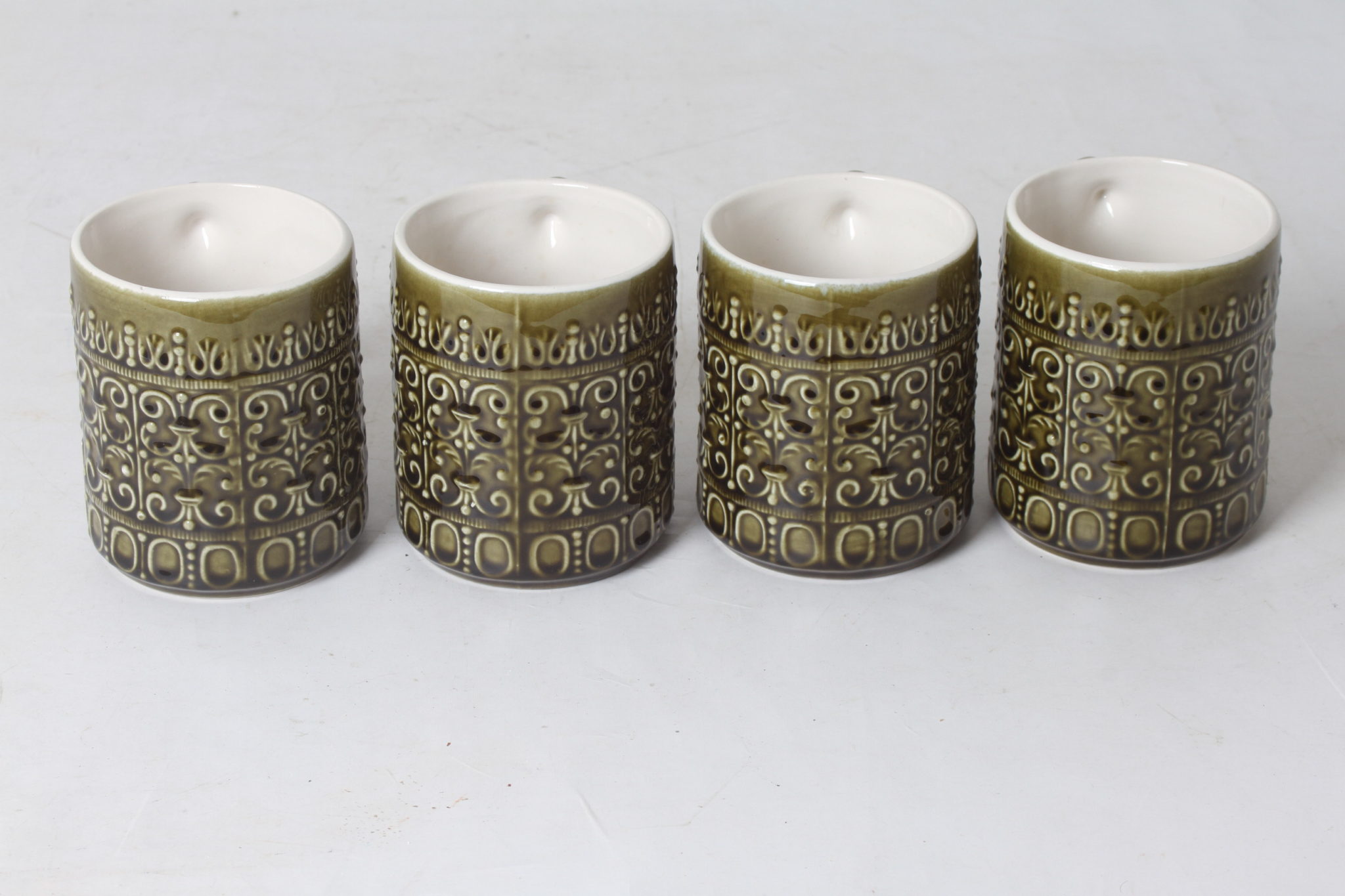 suite-de-4-mugs-BP-ceramique-relief-vert-jh-portugal-art-de-la-tabl-occasion-emmaus-scherwiller-etikette (3)