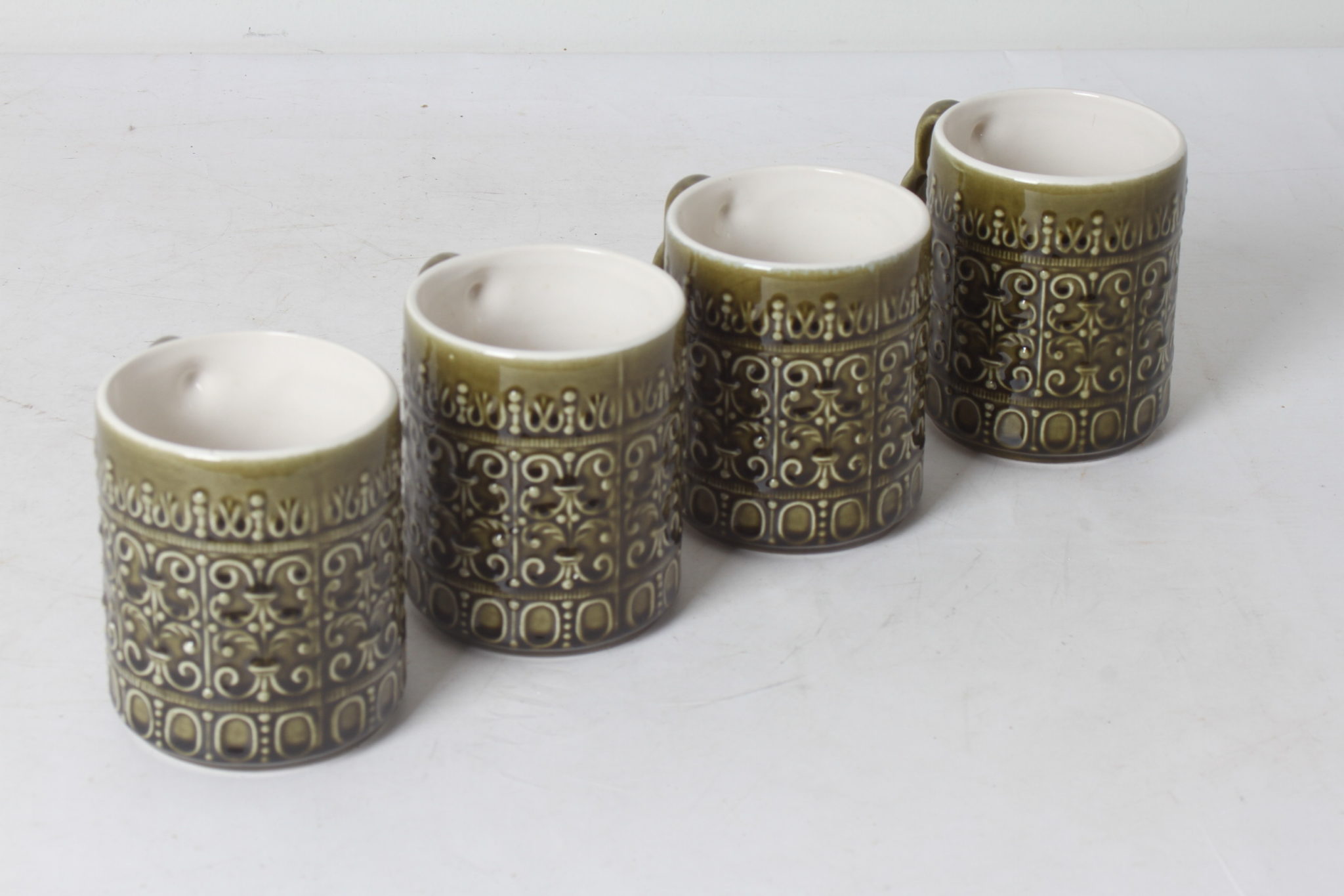suite-de-4-mugs-BP-ceramique-relief-vert-jh-portugal-art-de-la-tabl-occasion-emmaus-scherwiller-etikette (4)