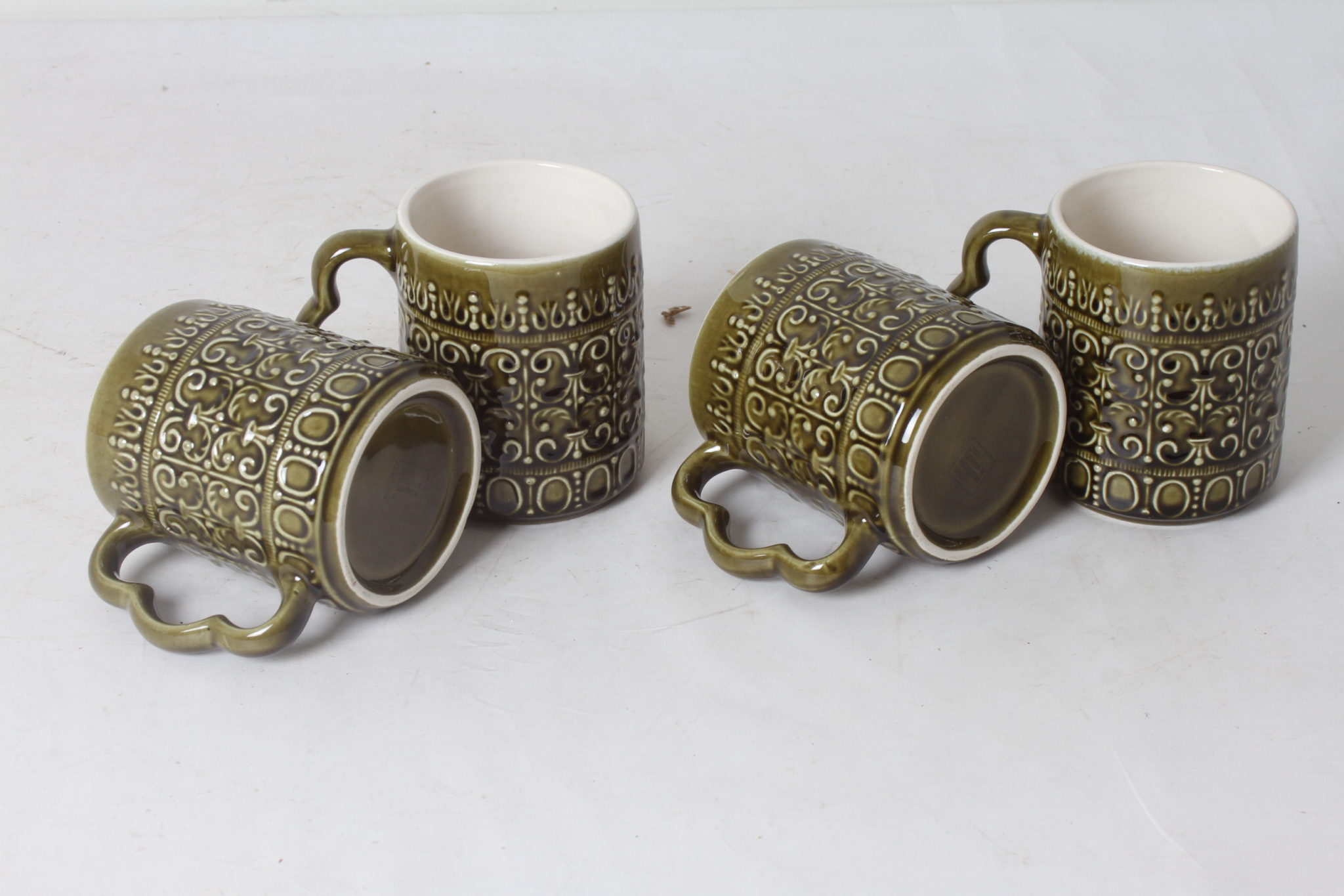 suite-de-4-mugs-BP-ceramique-relief-vert-jh-portugal-art-de-la-tabl-occasion-emmaus-scherwiller-etikette (5)