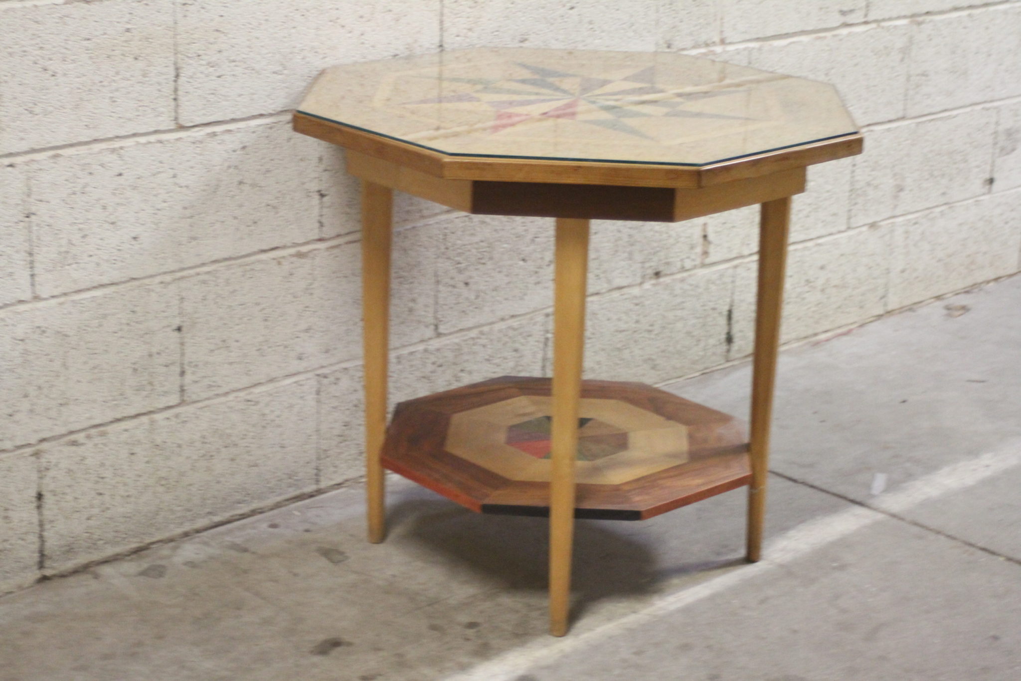 table-octogonale-marqueterie-coloree-mobilier-brocante-occasion-emmaus-scherwiller-etikette (1)