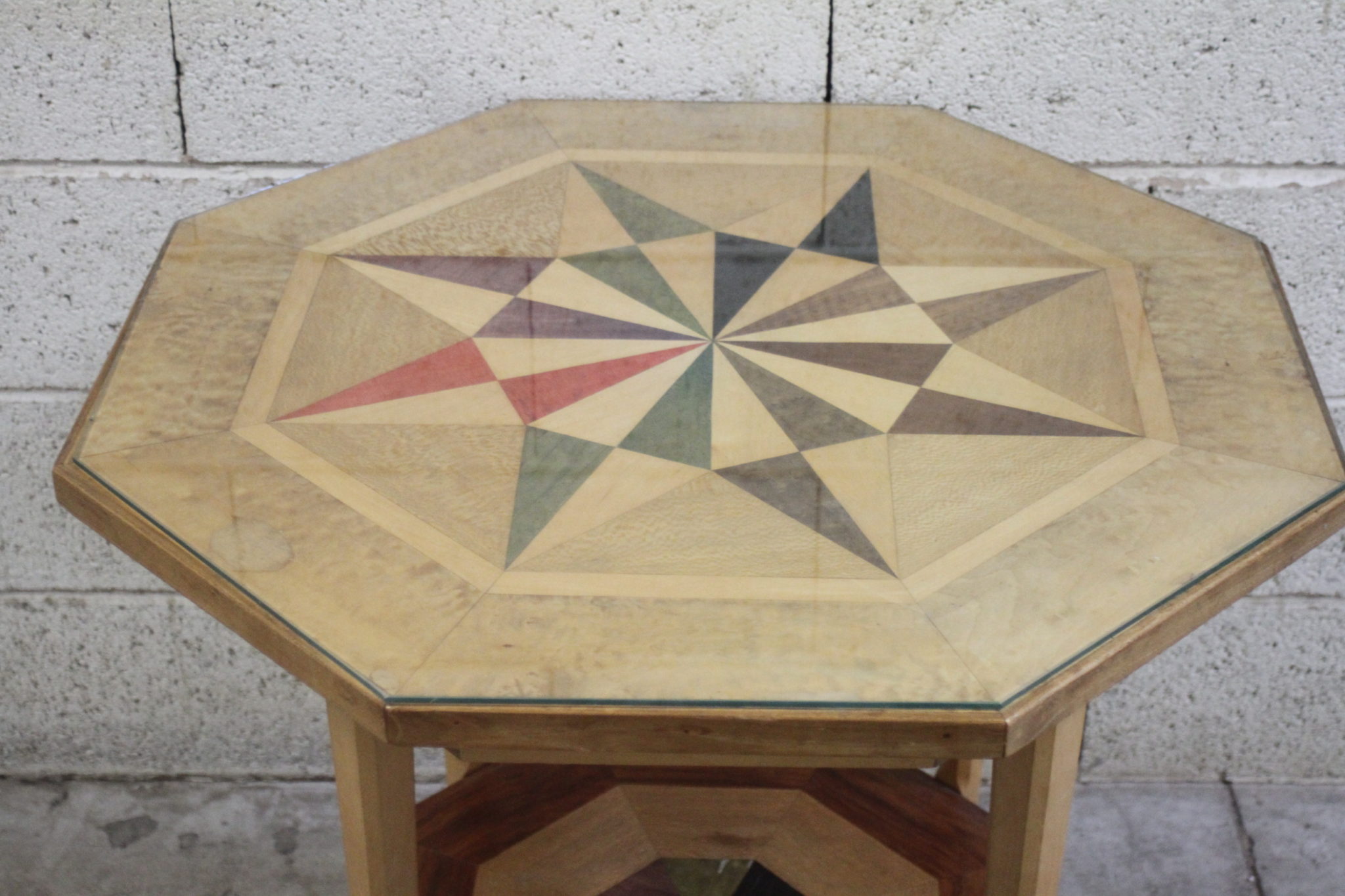 table-octogonale-marqueterie-coloree-mobilier-brocante-occasion-emmaus-scherwiller-etikette (3)