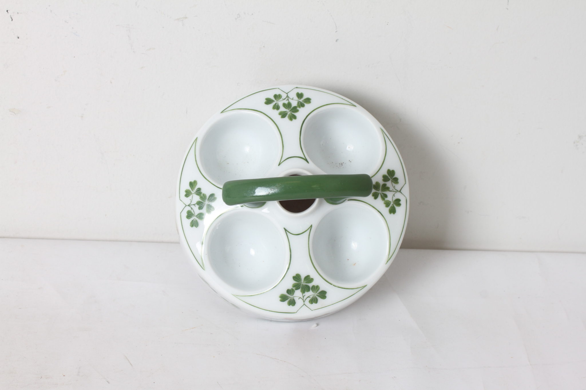 ancien-coquetier-4-compartiments-oeufs-porcelaine-motif-poule-trefle-thurnauer-and-co-art-de-la-table-occasion-emmaus-scherwiller-etikette (3)