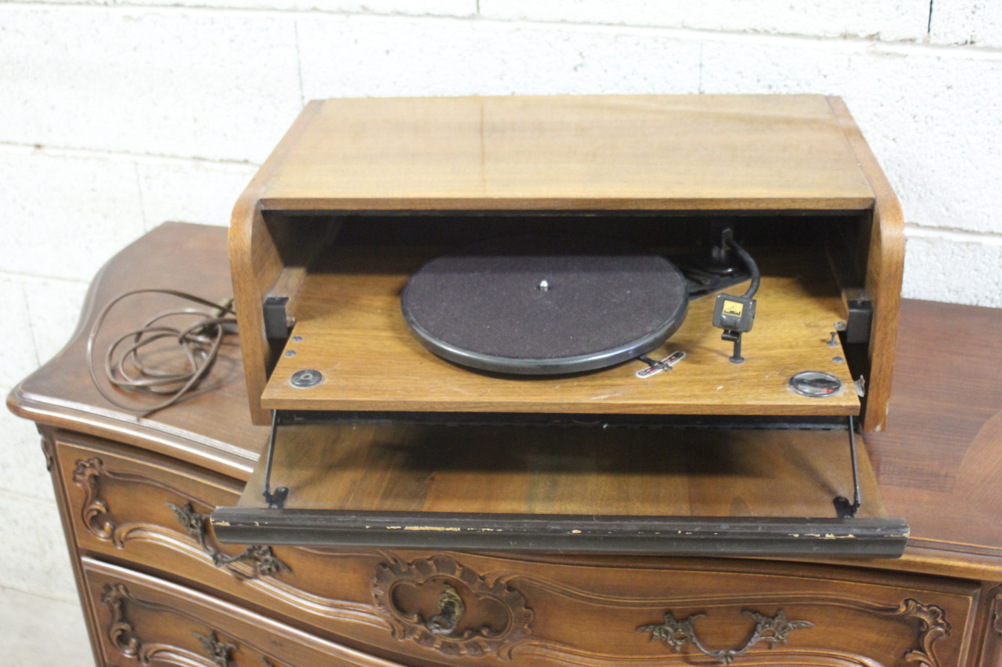 ancien-tourne-disque-en-bois-la-voix-de-son-maitre-piece-collection-brocante-occasion-emmaus-scherwiller-etikette (3)