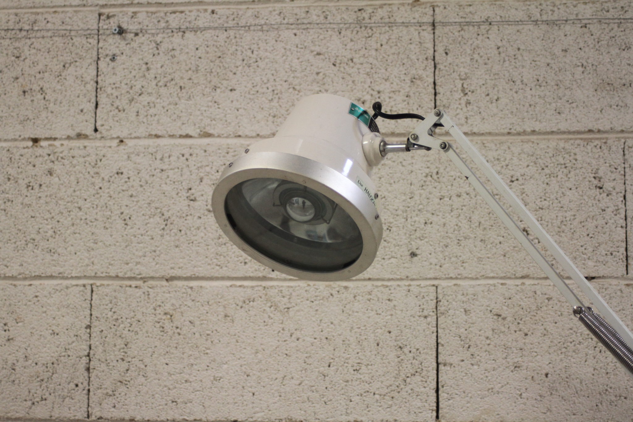 ancienne-lampe-medicale-dentiste-sur-roulettes-apollon-luminaires-brocante-occasion-emmaus-scherwiller-etikette (1)