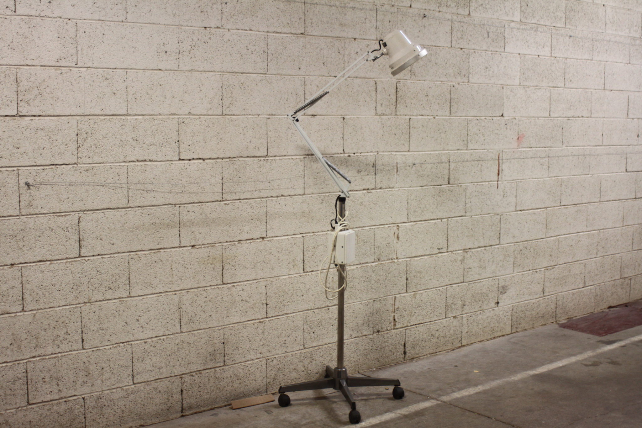 ancienne-lampe-medicale-dentiste-sur-roulettes-apollon-luminaires-brocante-occasion-emmaus-scherwiller-etikette (2)