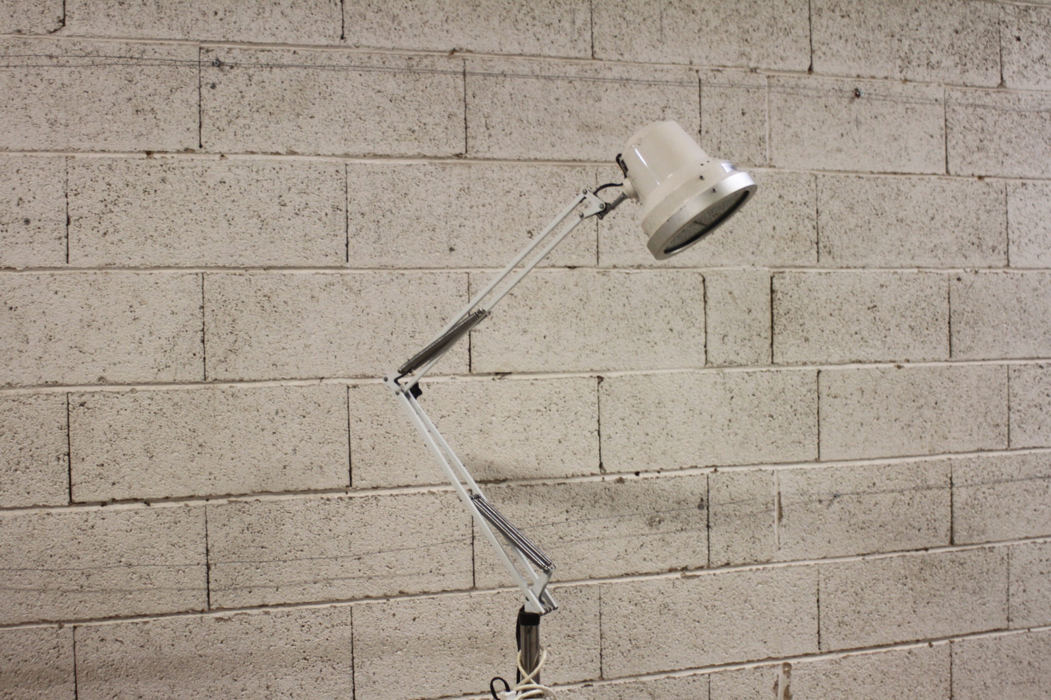 ancienne-lampe-medicale-dentiste-sur-roulettes-apollon-luminaires-brocante-occasion-emmaus-scherwiller-etikette (3)