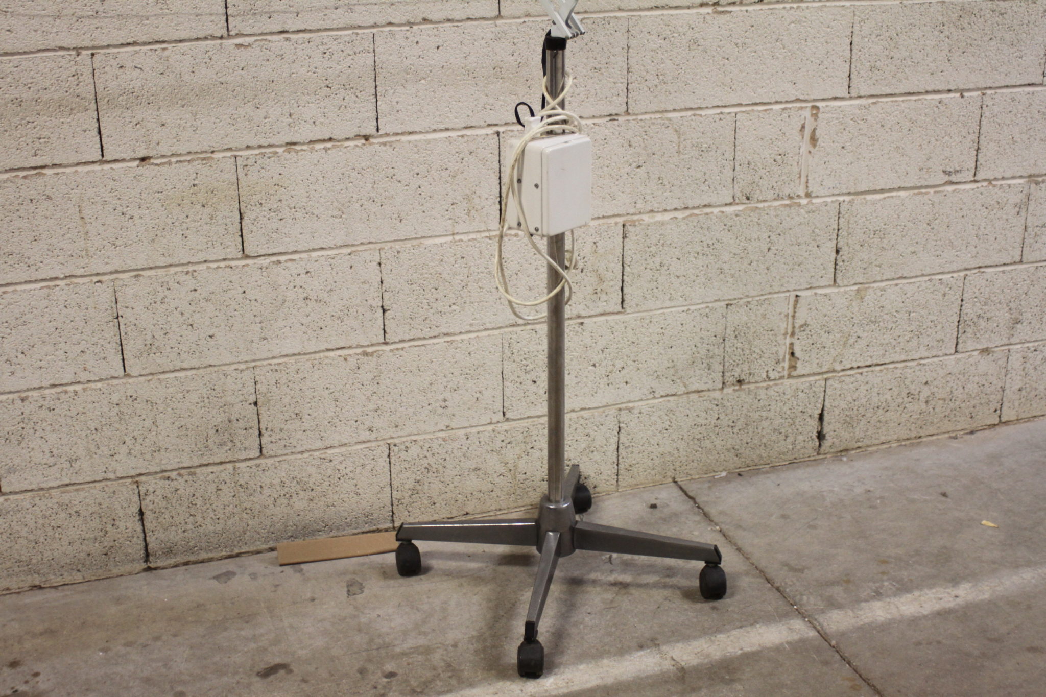 ancienne-lampe-medicale-dentiste-sur-roulettes-apollon-luminaires-brocante-occasion-emmaus-scherwiller-etikette (4)