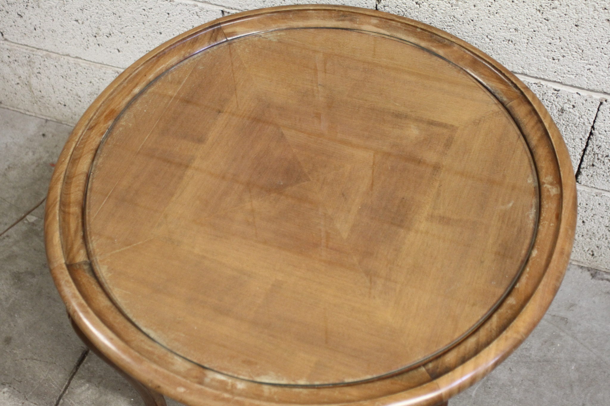 ancienne-petite-table-bois-pieds-galbes-sculptes-plateau-verre-mobilier-brocante-occasion-emmaus-scherwiller-etikette (1)