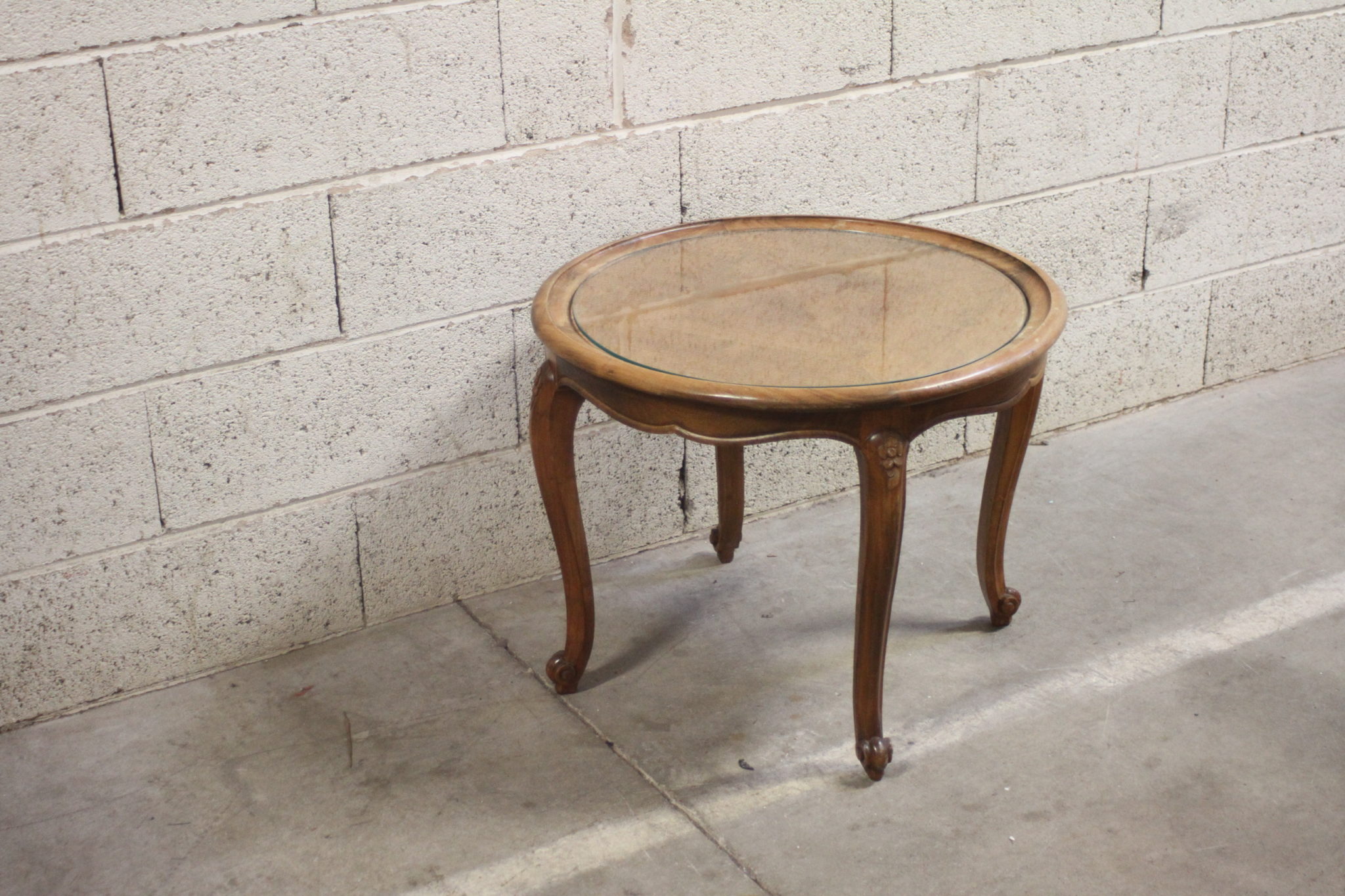 ancienne-petite-table-bois-pieds-galbes-sculptes-plateau-verre-mobilier-brocante-occasion-emmaus-scherwiller-etikette (2)