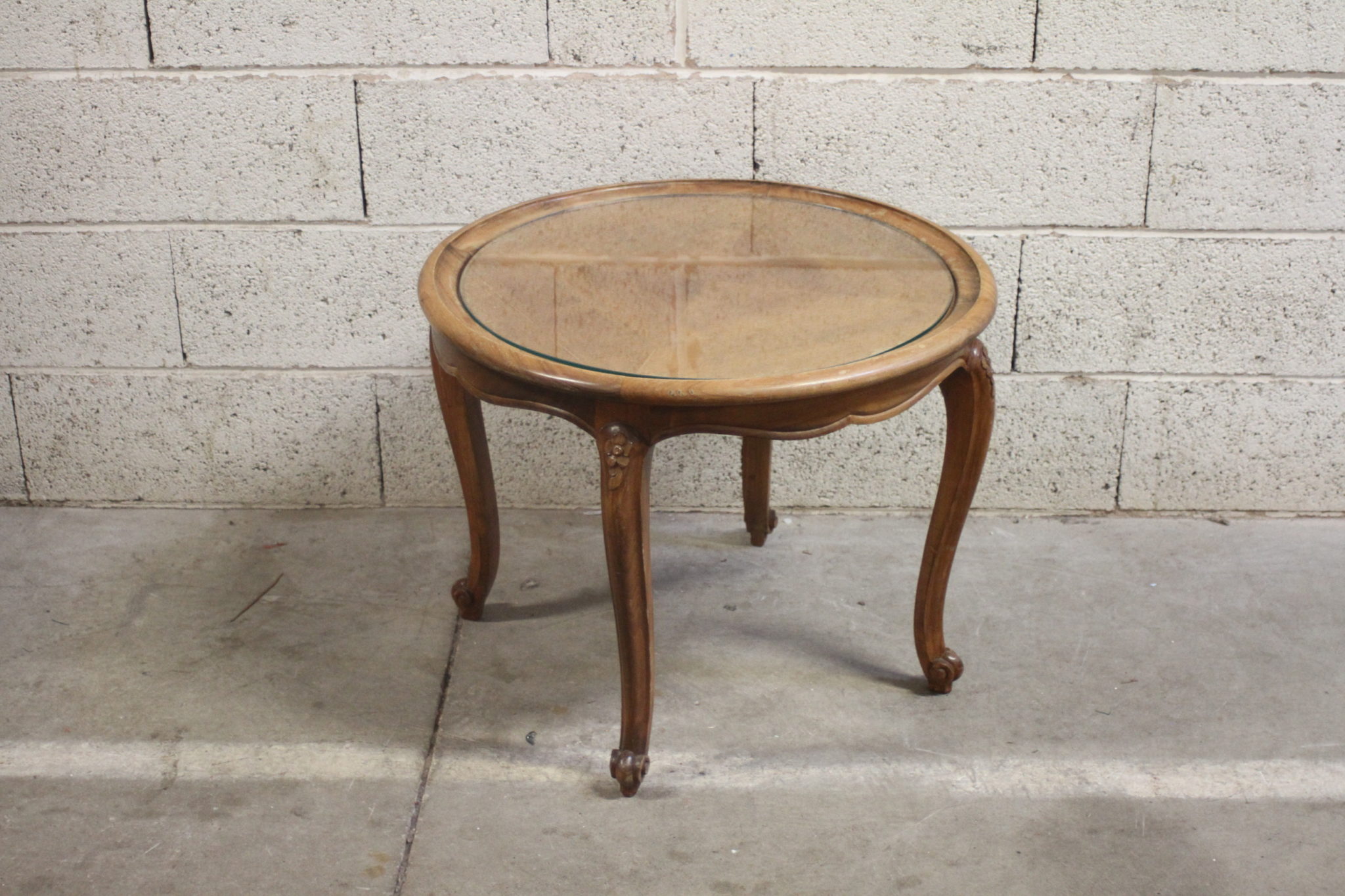 ancienne-petite-table-bois-pieds-galbes-sculptes-plateau-verre-mobilier-brocante-occasion-emmaus-scherwiller-etikette (3)