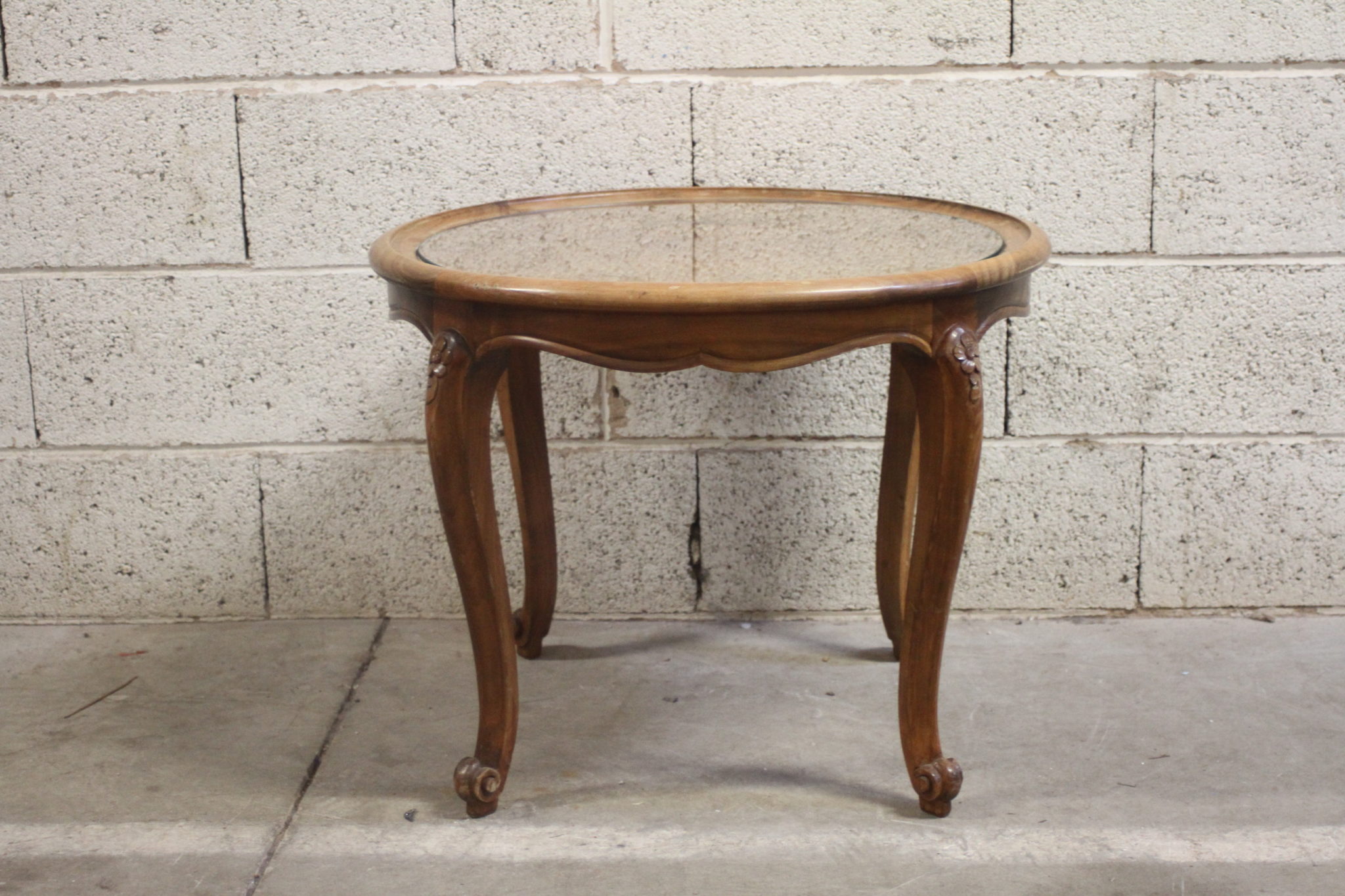 ancienne-petite-table-bois-pieds-galbes-sculptes-plateau-verre-mobilier-brocante-occasion-emmaus-scherwiller-etikette (4)