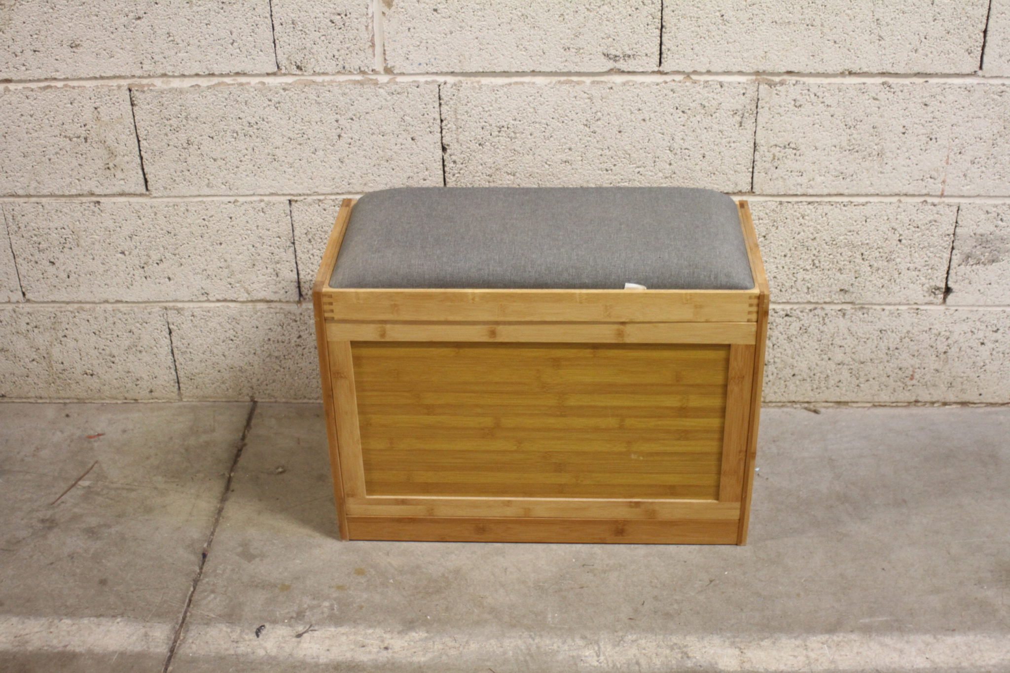 banc-range-chaussures-bois-teck-coussin-tissu-gris-mobilier-occasion-emmaus-scherwiller-etikette (1)