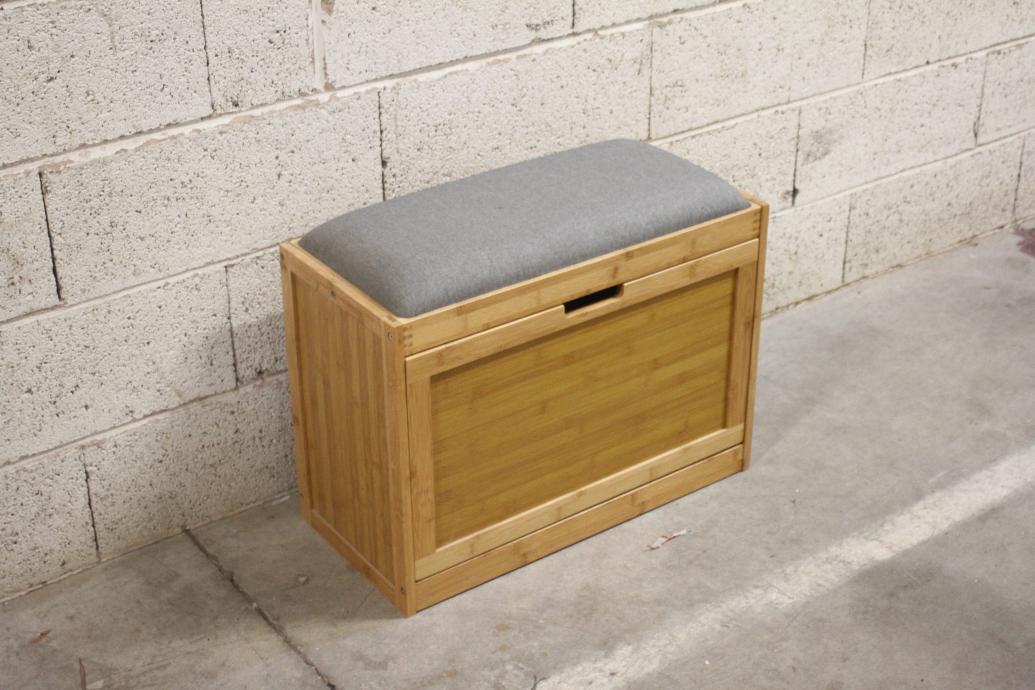 banc-range-chaussures-bois-teck-coussin-tissu-gris-mobilier-occasion-emmaus-scherwiller-etikette (2)