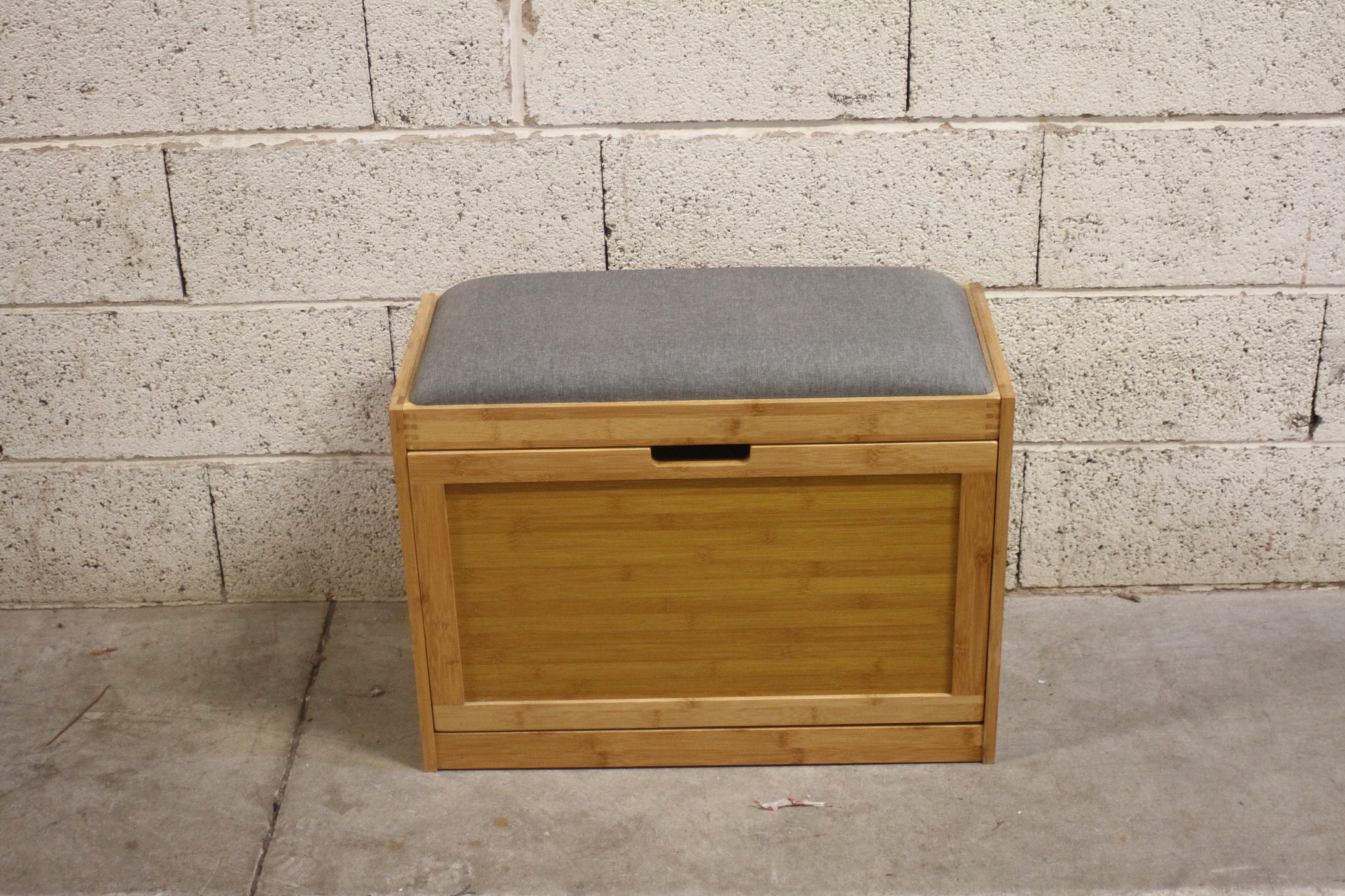 banc-range-chaussures-bois-teck-coussin-tissu-gris-mobilier-occasion-emmaus-scherwiller-etikette (3)