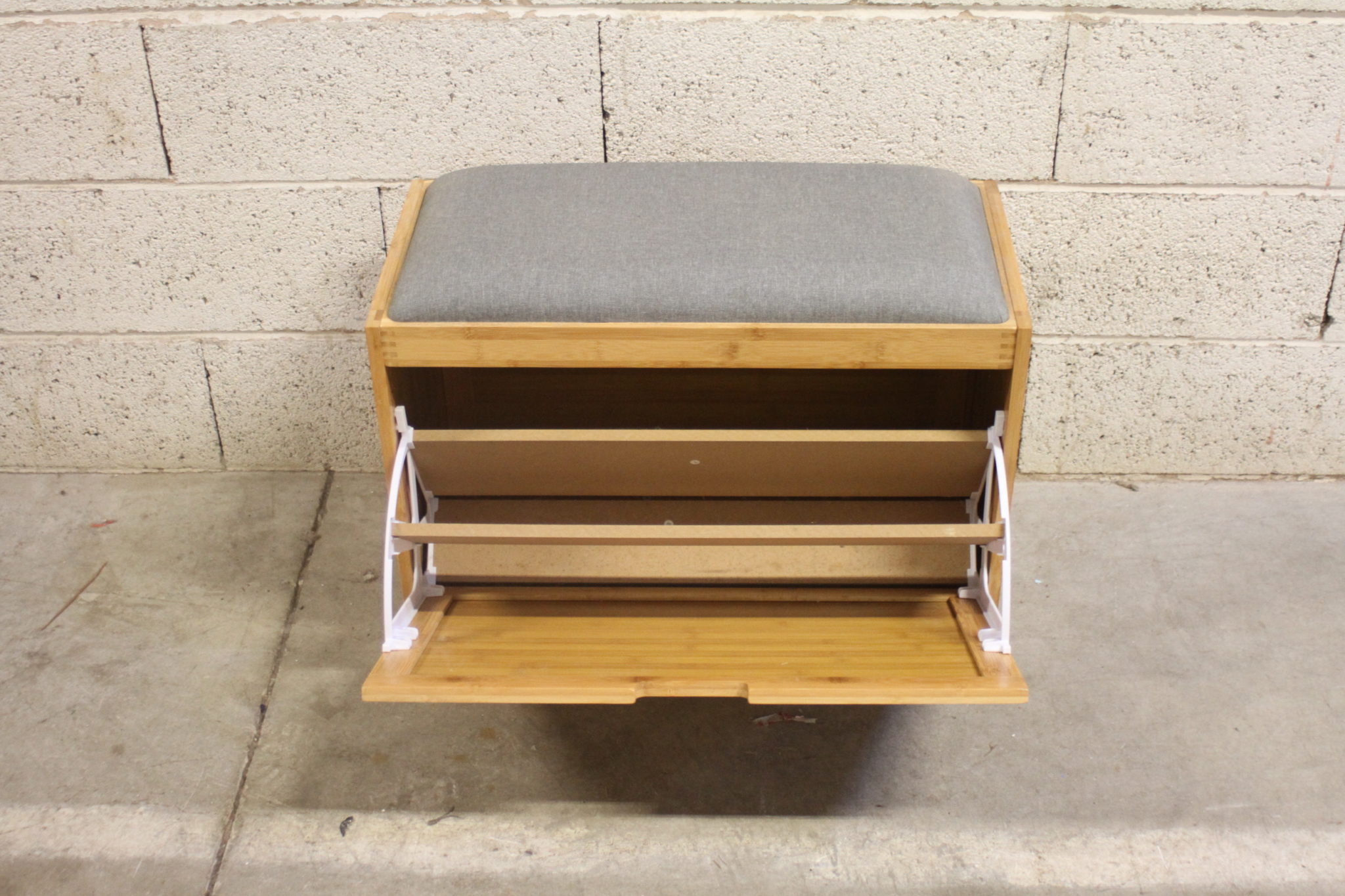 banc-range-chaussures-bois-teck-coussin-tissu-gris-mobilier-occasion-emmaus-scherwiller-etikette (4)